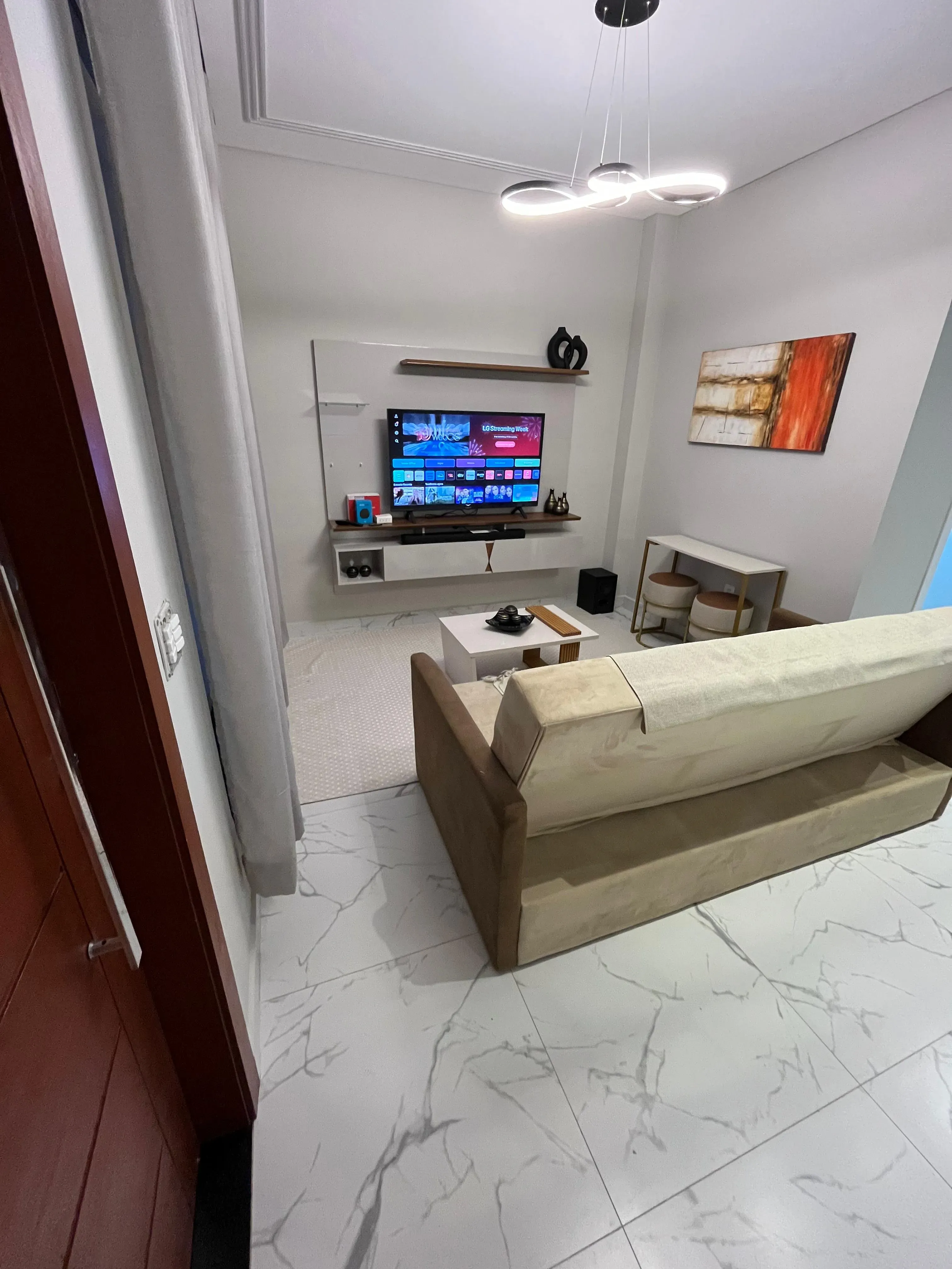 Sobrado mobiliado com 3 Dormitórios, 4 banheiros, 2 vagas de garagem em Mariscal,  Bombinhas