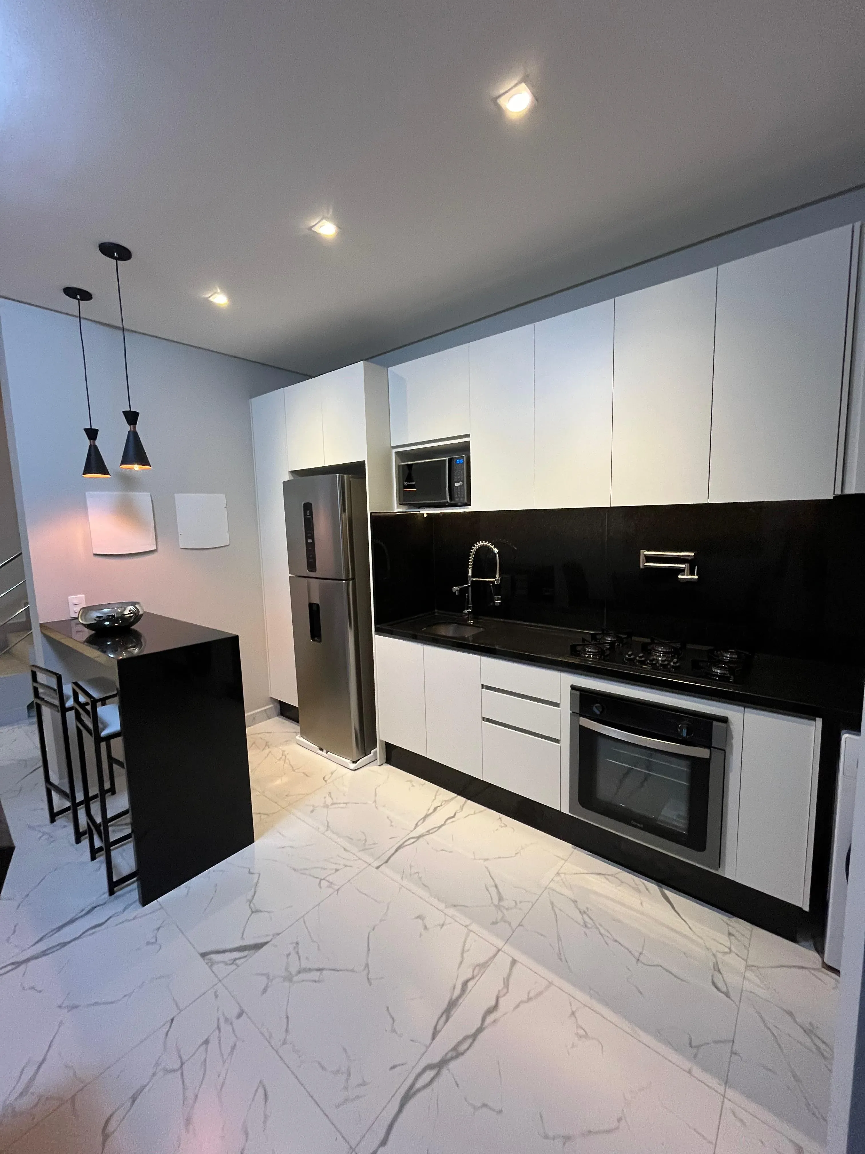 Sobrado mobiliado com 3 Dormitórios, 4 banheiros, 2 vagas de garagem em Mariscal,  Bombinhas