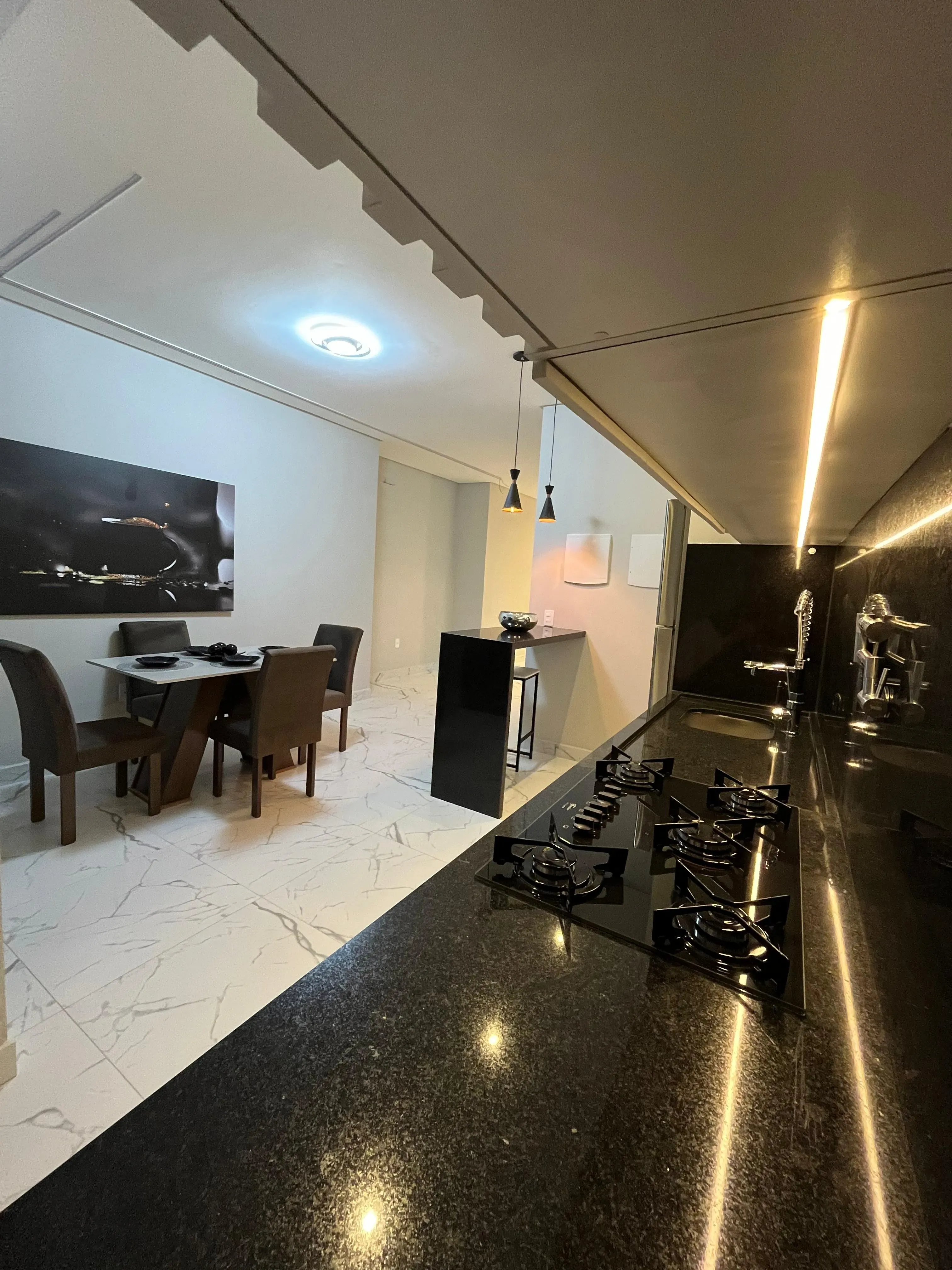 Sobrado mobiliado com 3 Dormitórios, 4 banheiros, 2 vagas de garagem em Mariscal,  Bombinhas