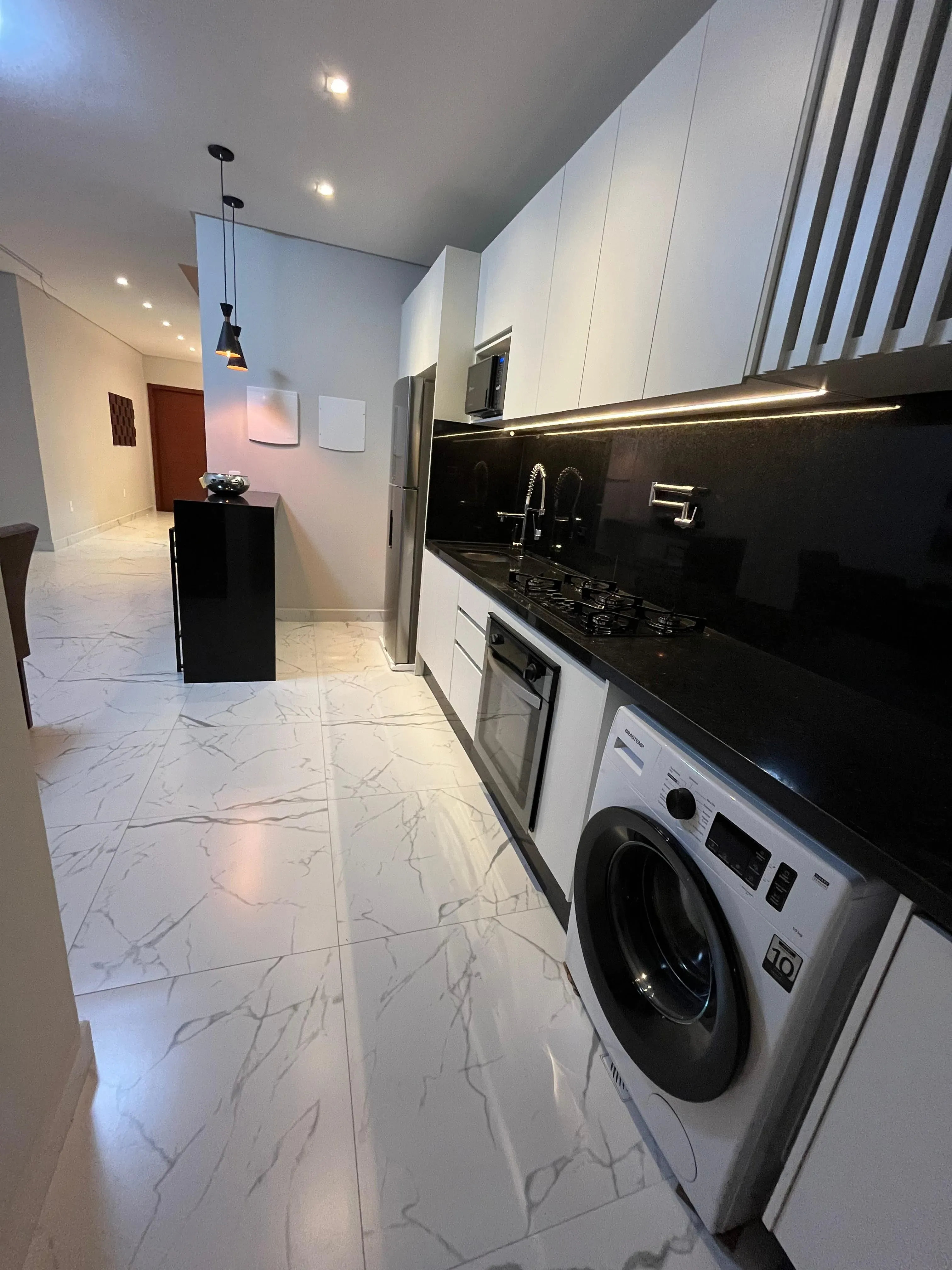 Sobrado mobiliado com 3 Dormitórios, 4 banheiros, 2 vagas de garagem em Mariscal,  Bombinhas