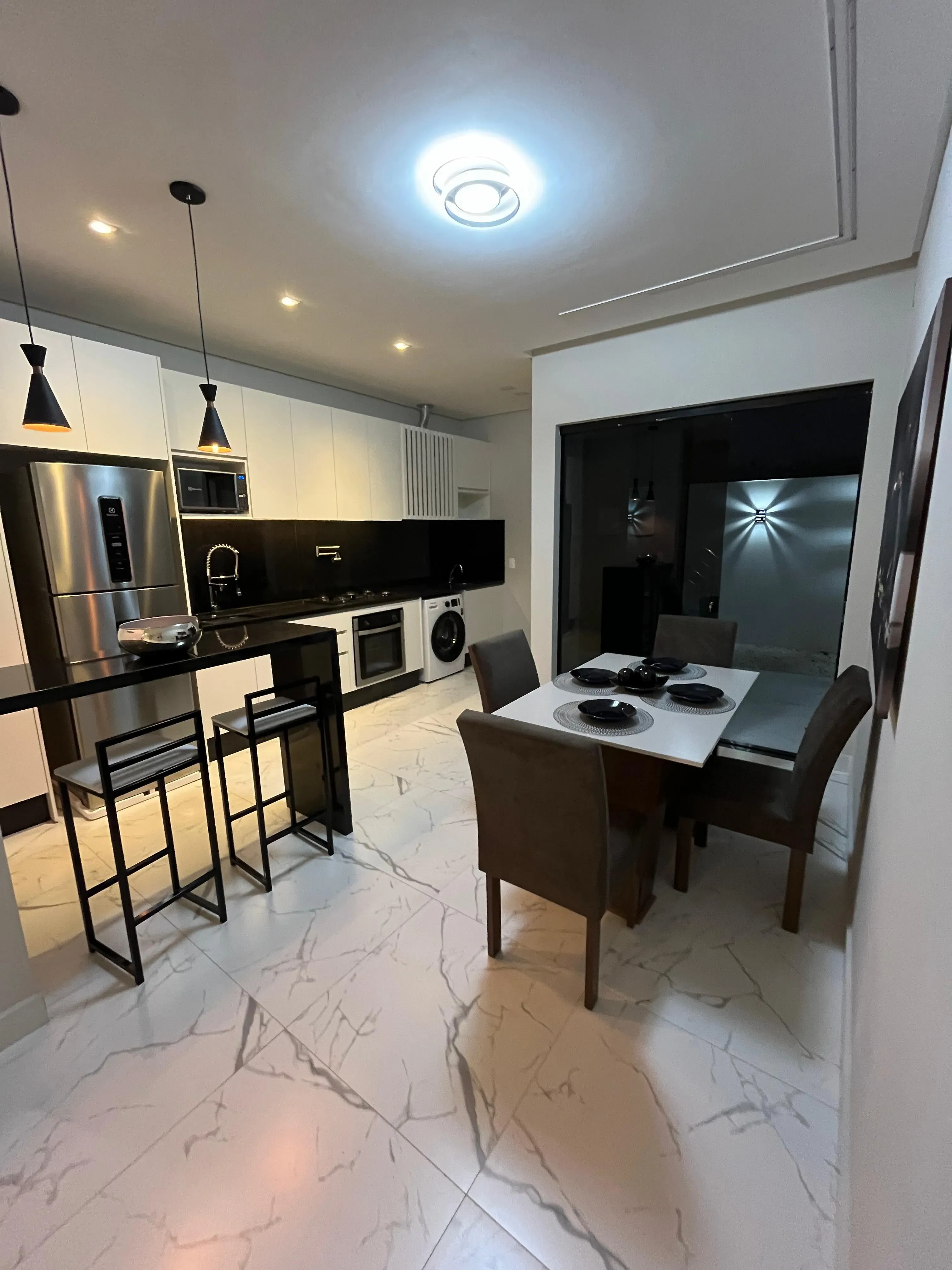 Sobrado mobiliado com 3 Dormitórios, 4 banheiros, 2 vagas de garagem em Mariscal,  Bombinhas