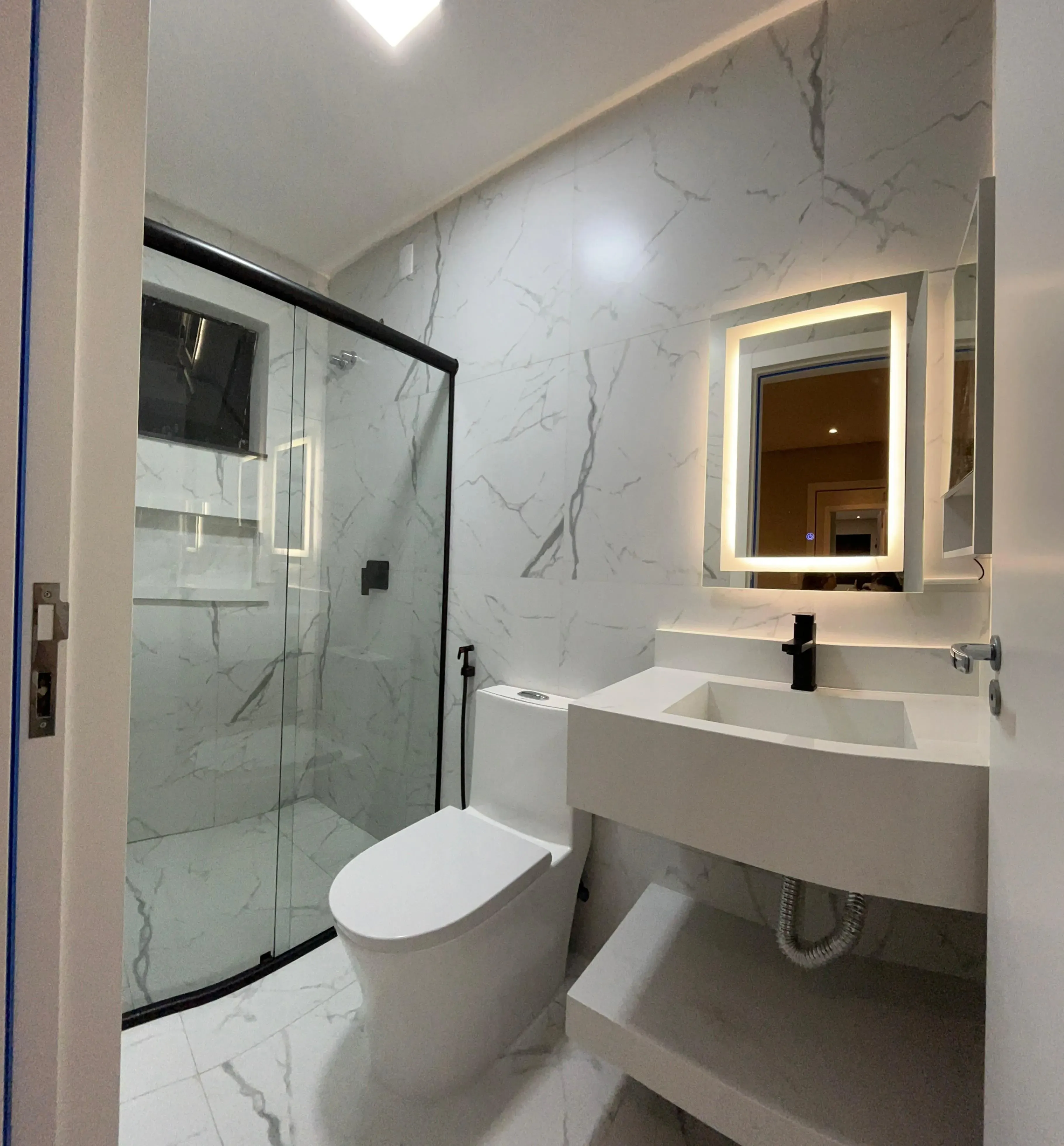 Sobrado mobiliado com 3 Dormitórios, 4 banheiros, 2 vagas de garagem em Mariscal,  Bombinhas