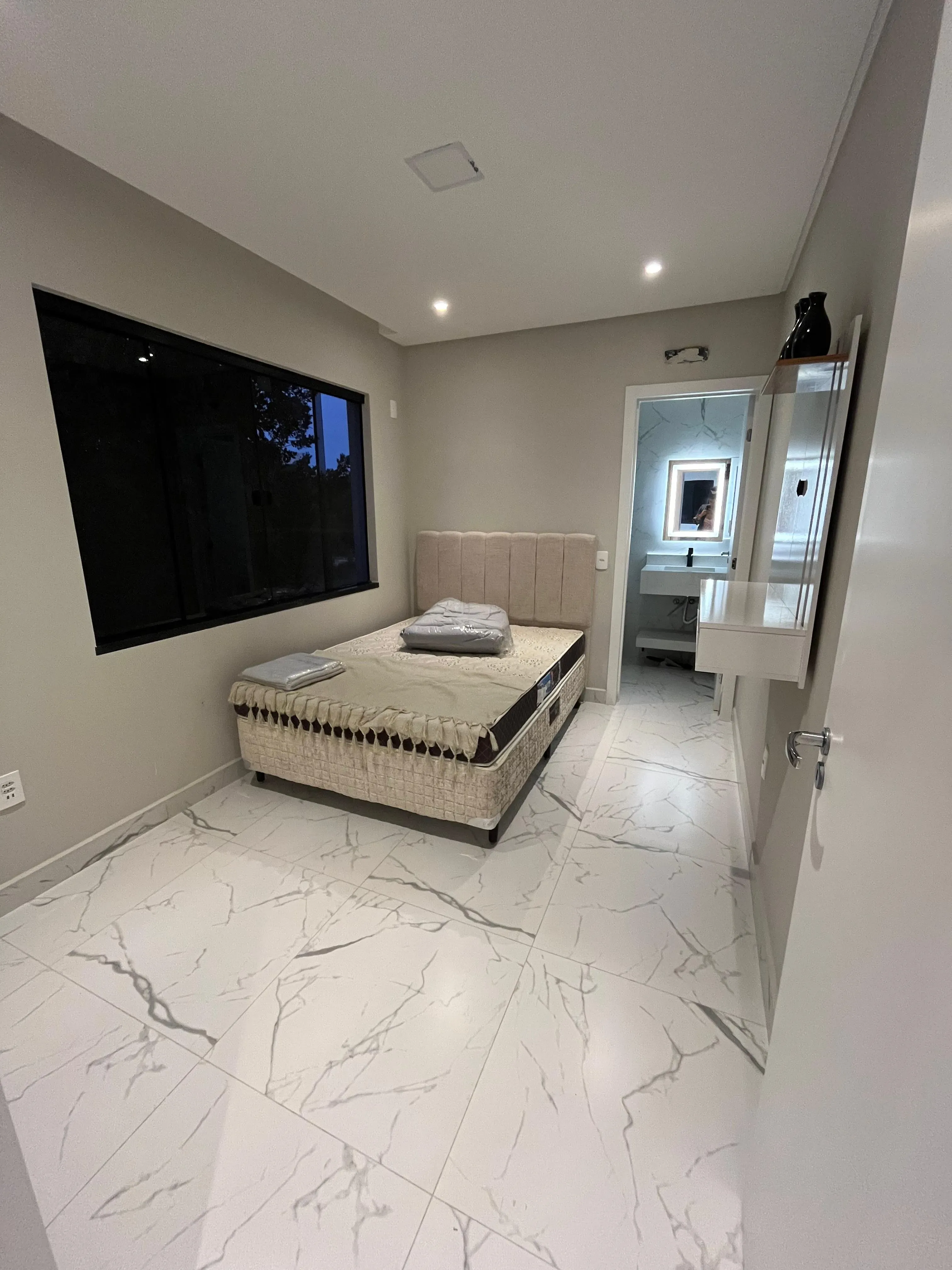 Sobrado mobiliado com 3 Dormitórios, 4 banheiros, 2 vagas de garagem em Mariscal,  Bombinhas