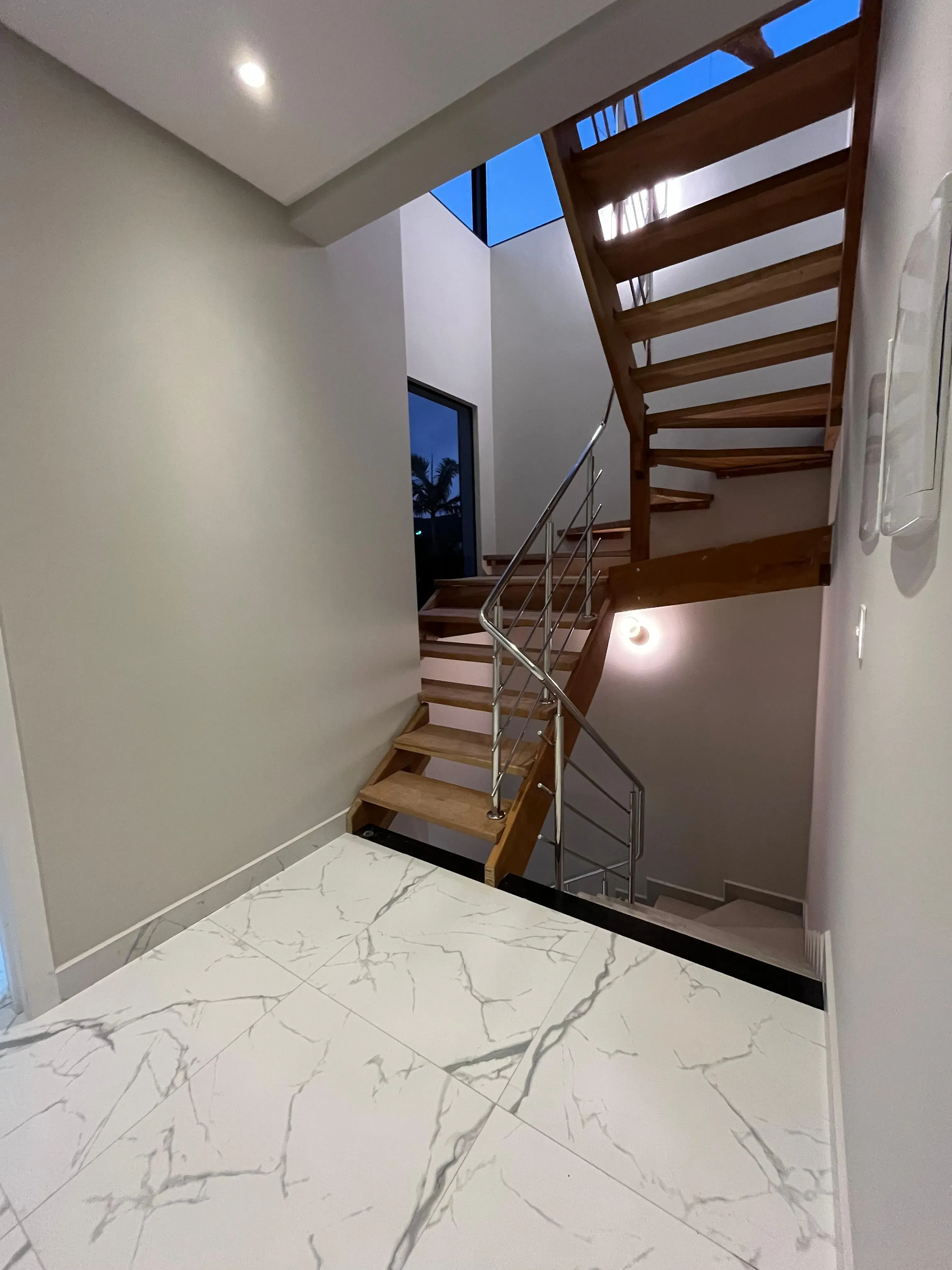 Sobrado mobiliado com 3 Dormitórios, 4 banheiros, 2 vagas de garagem em Mariscal,  Bombinhas