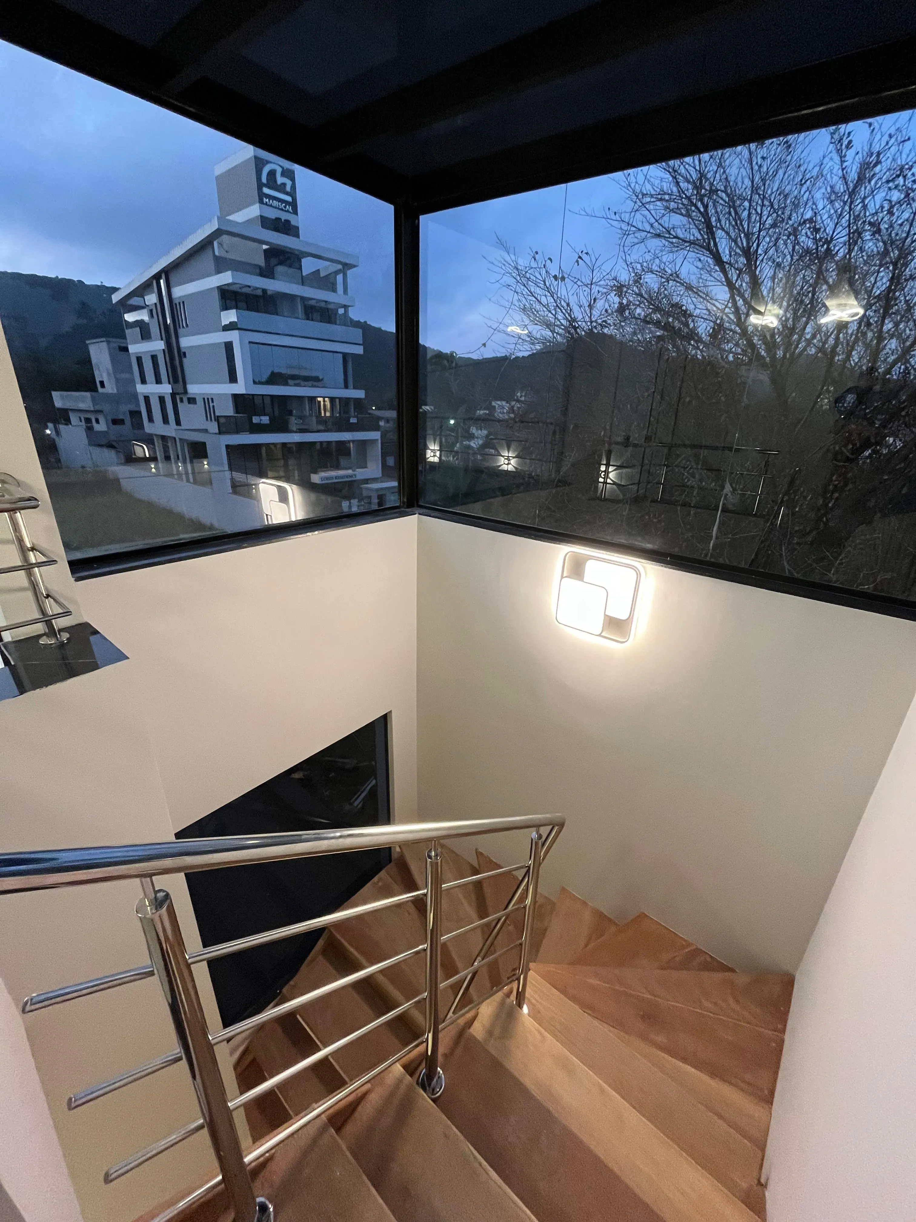 Sobrado mobiliado com 3 Dormitórios, 4 banheiros, 2 vagas de garagem em Mariscal,  Bombinhas