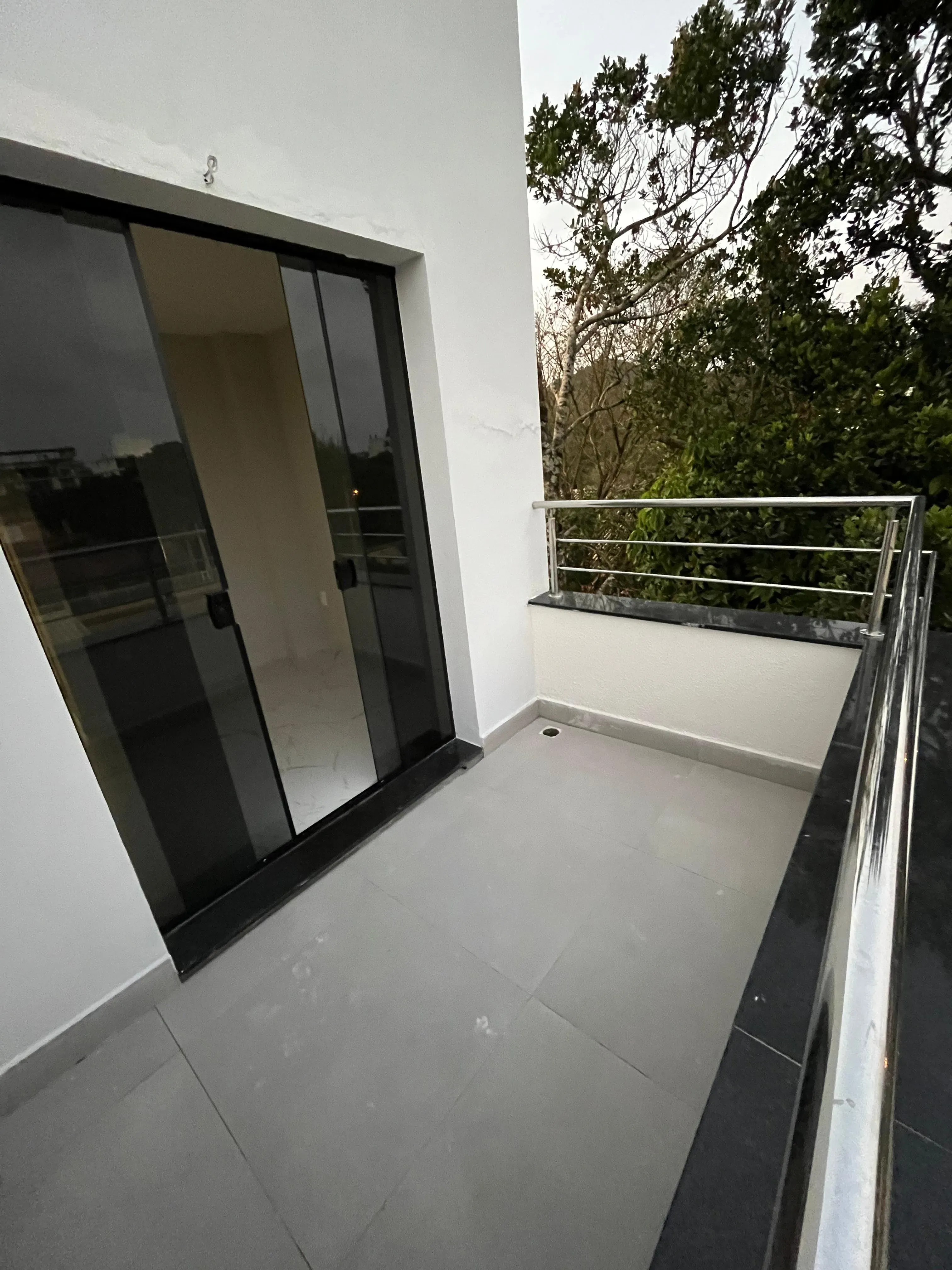 Sobrado mobiliado com 3 Dormitórios, 4 banheiros, 2 vagas de garagem em Mariscal,  Bombinhas