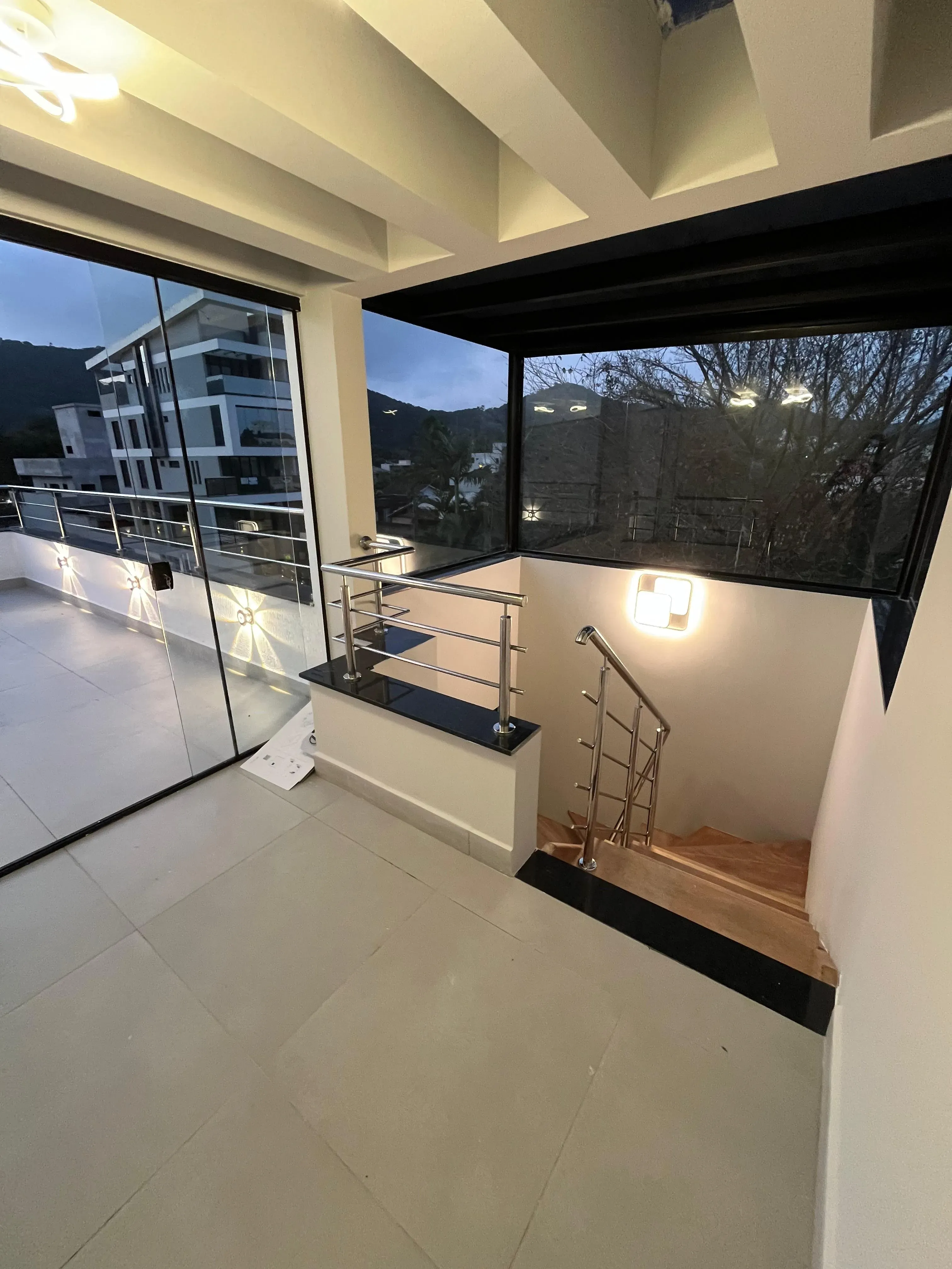 Sobrado mobiliado com 3 Dormitórios, 4 banheiros, 2 vagas de garagem em Mariscal,  Bombinhas