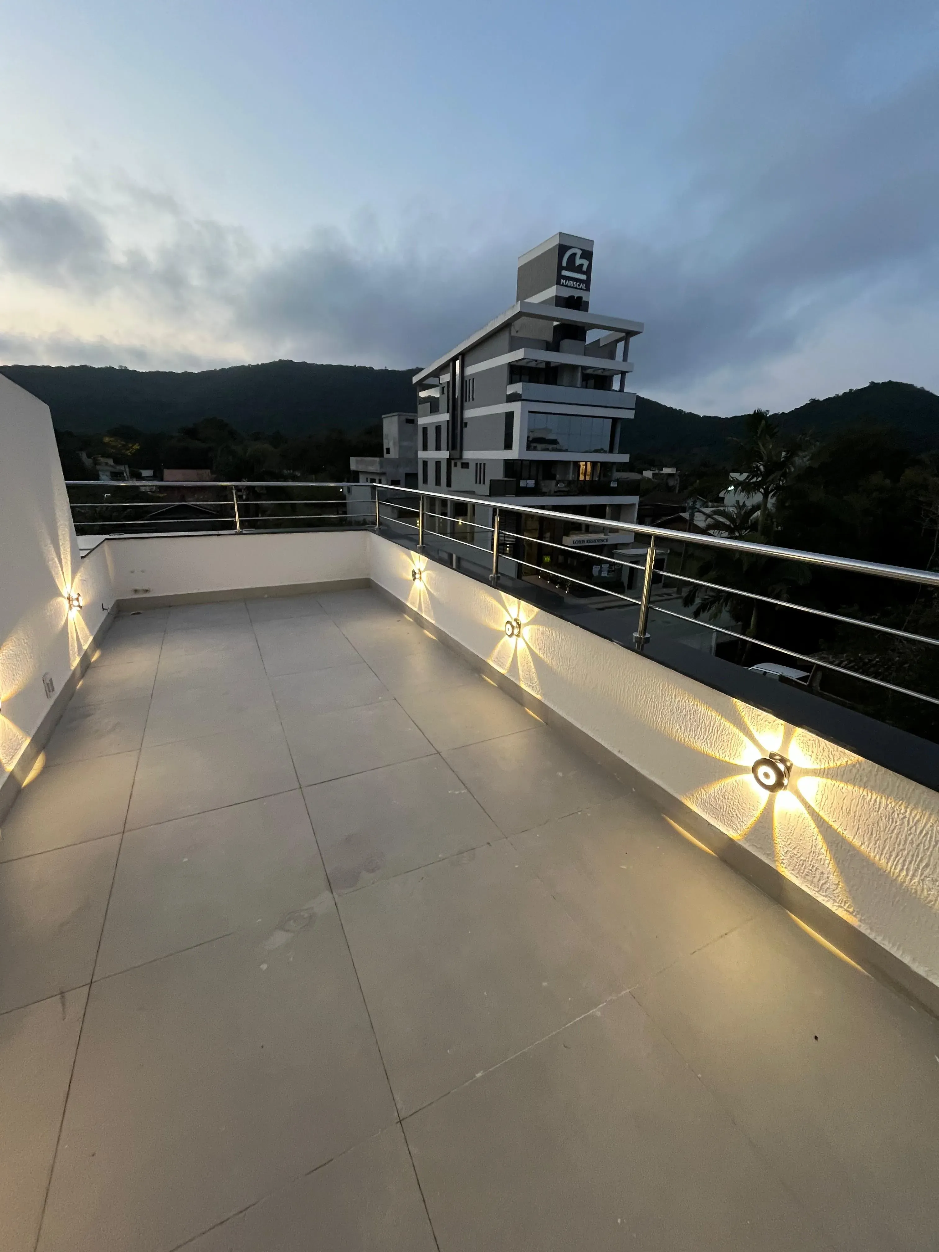 Sobrado mobiliado com 3 Dormitórios, 4 banheiros, 2 vagas de garagem em Mariscal,  Bombinhas