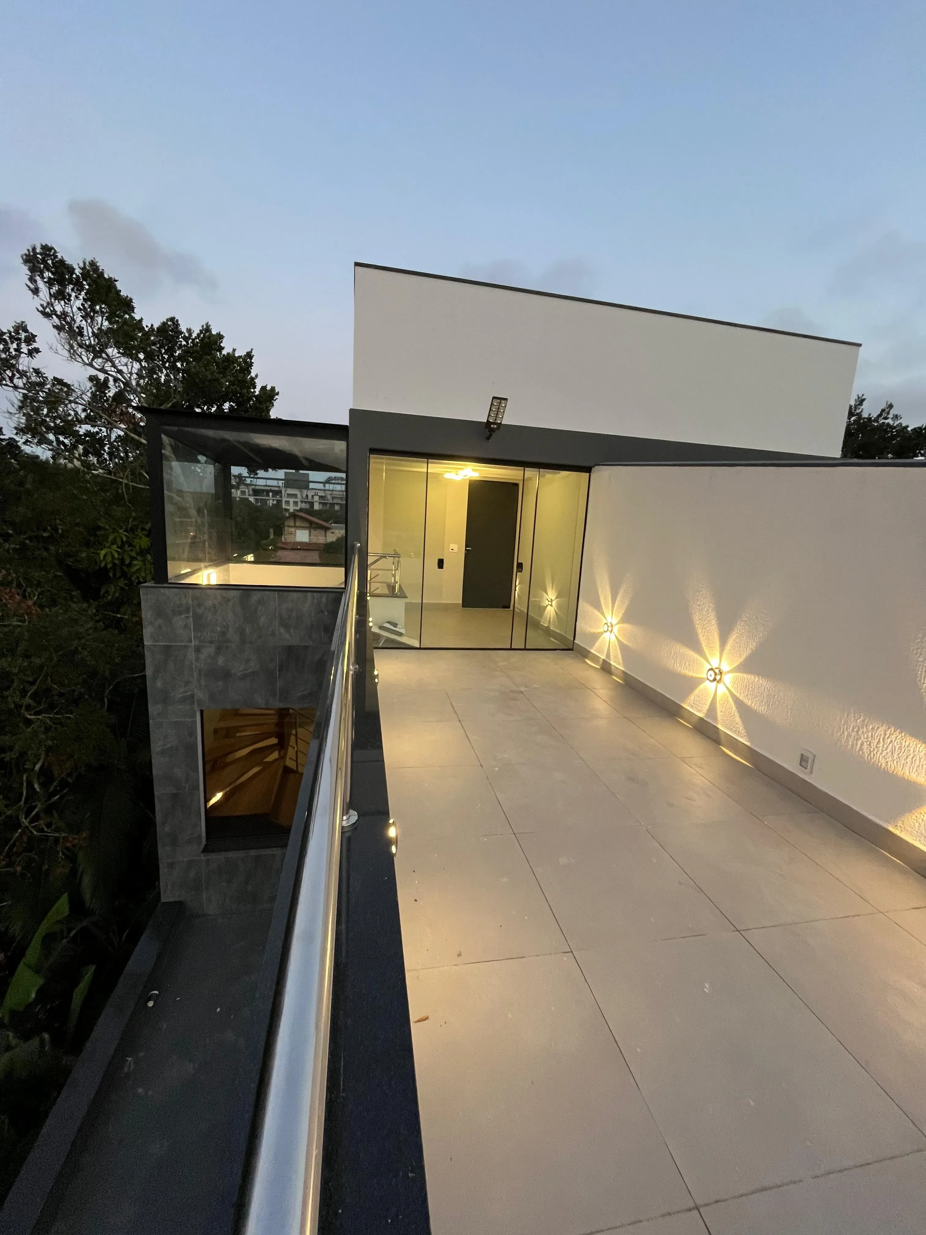 Sobrado mobiliado com 3 Dormitórios, 4 banheiros, 2 vagas de garagem em Mariscal,  Bombinhas