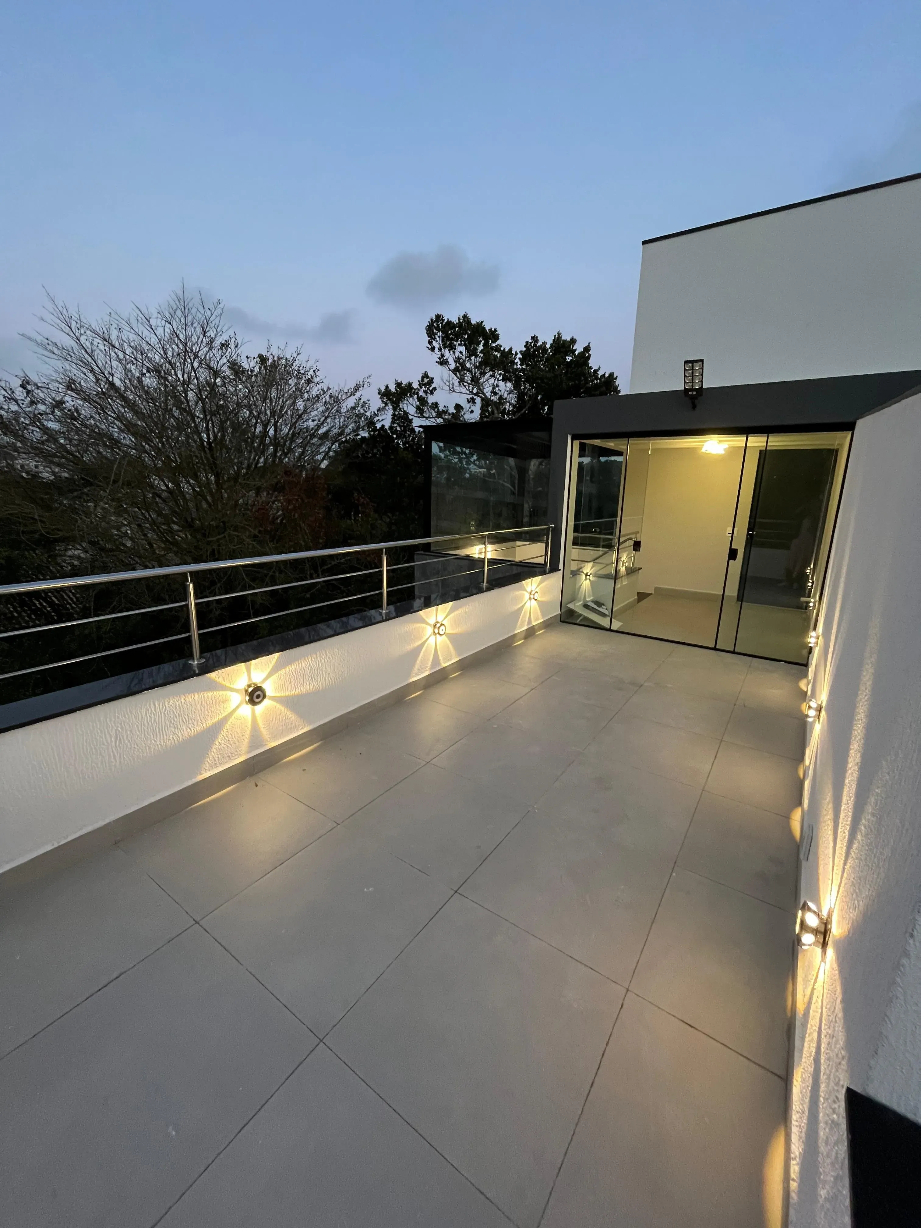 Sobrado mobiliado com 3 Dormitórios, 4 banheiros, 2 vagas de garagem em Mariscal,  Bombinhas