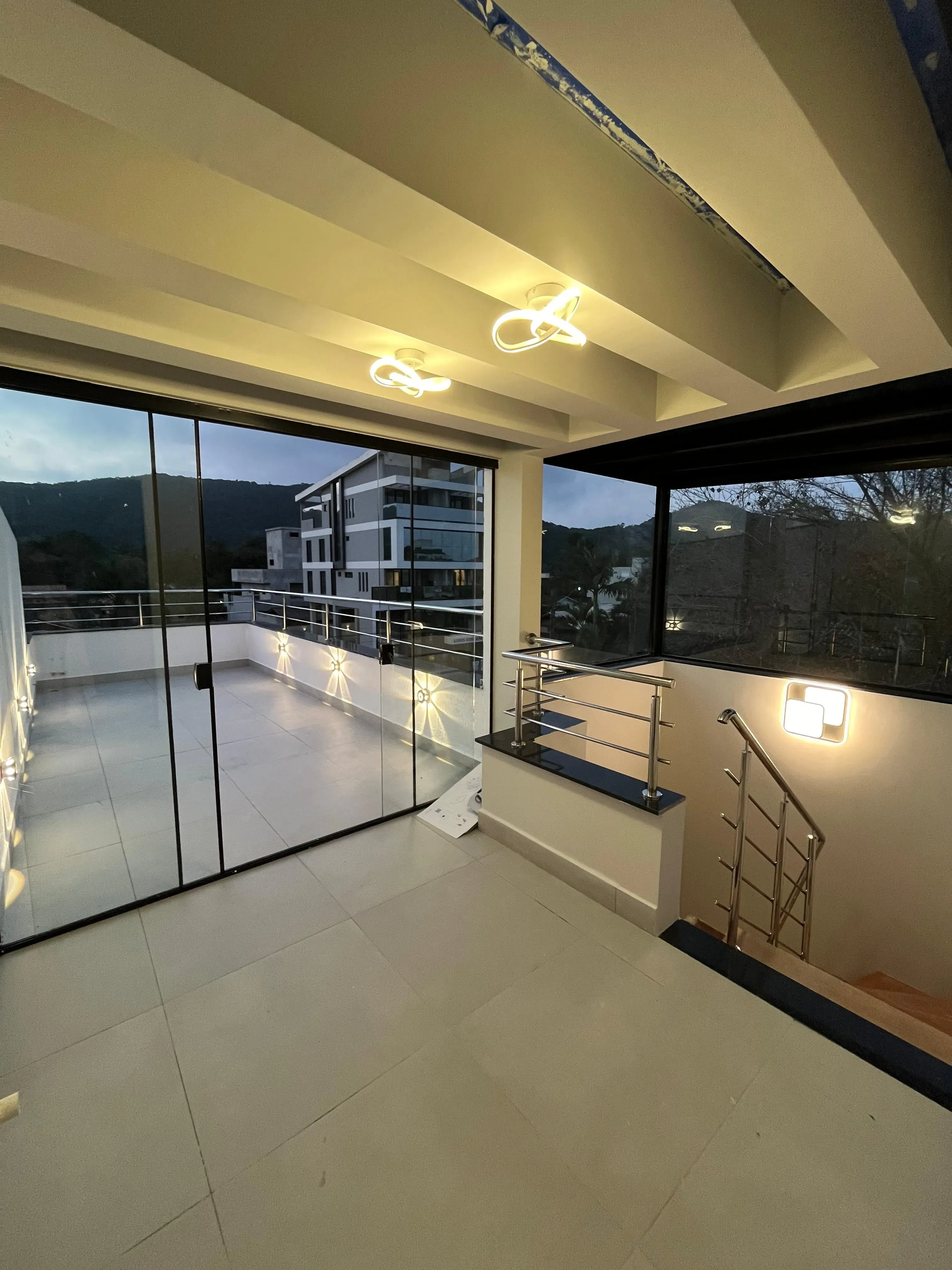 Sobrado mobiliado com 3 Dormitórios, 4 banheiros, 2 vagas de garagem em Mariscal,  Bombinhas