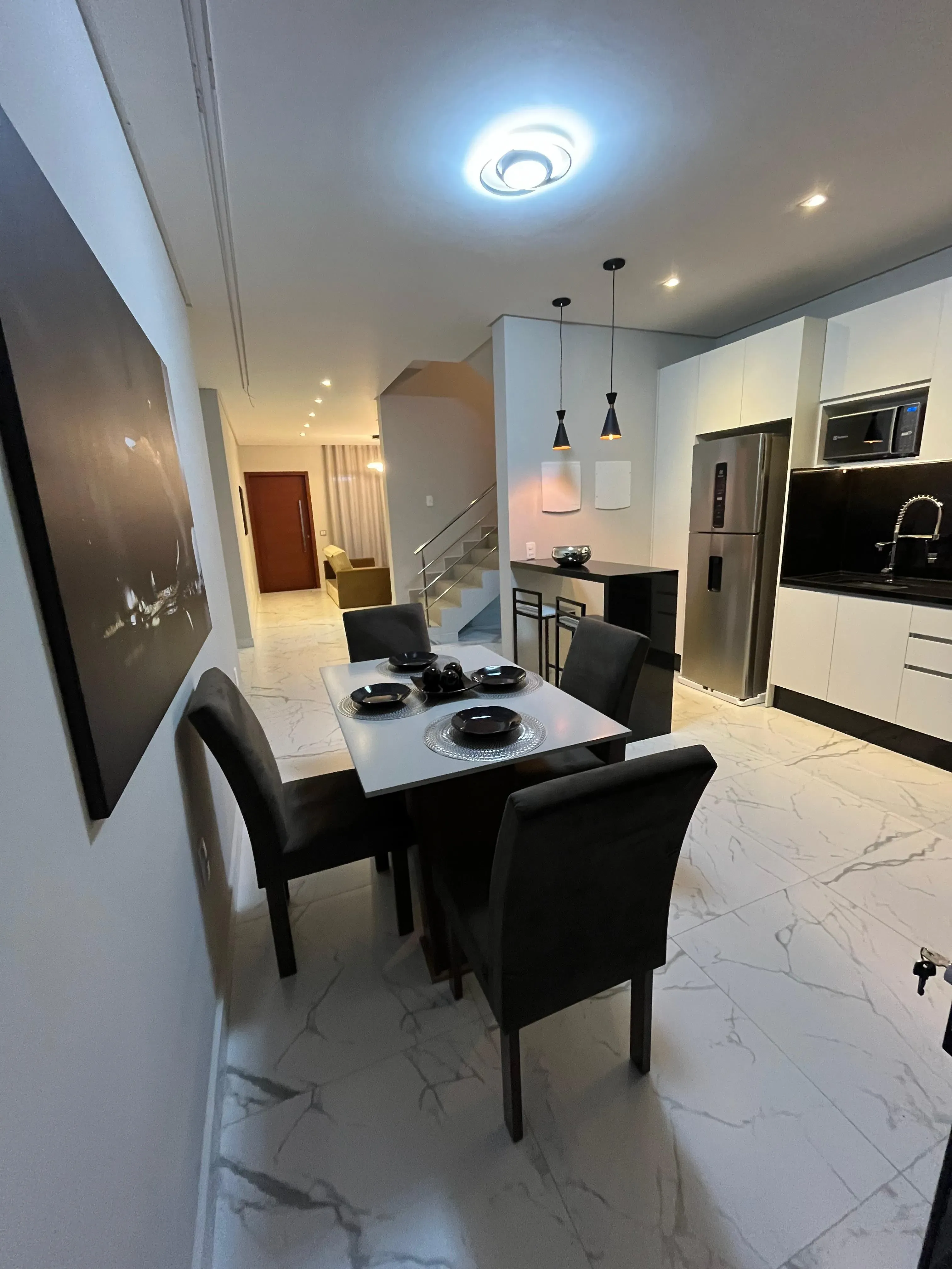 Sobrado mobiliado com 3 Dormitórios, 4 banheiros, 2 vagas de garagem em Mariscal,  Bombinhas