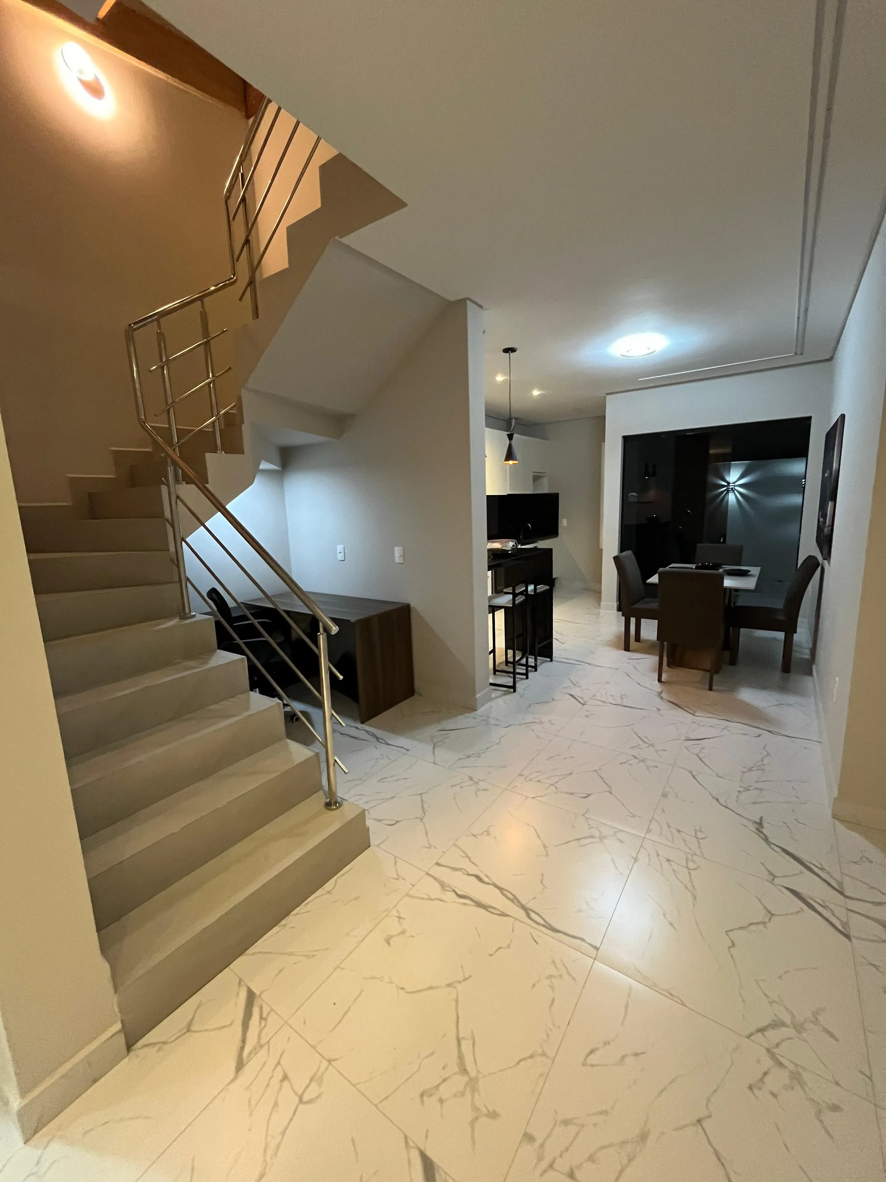 Sobrado mobiliado com 3 Dormitórios, 4 banheiros, 2 vagas de garagem em Mariscal,  Bombinhas