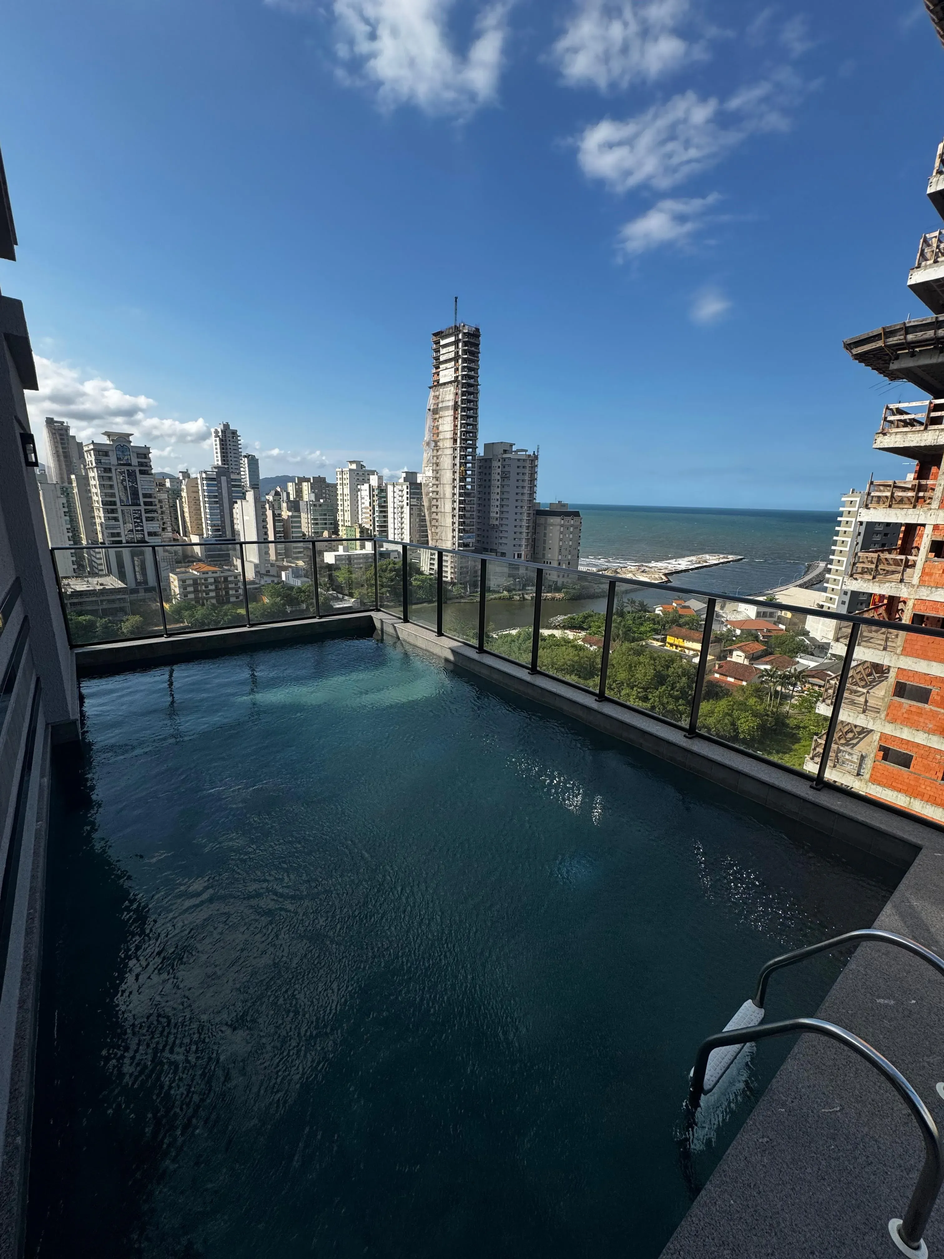 Apartamento com 2 suítes e 2 vagas de garagem, no Perequê em Porto Belo