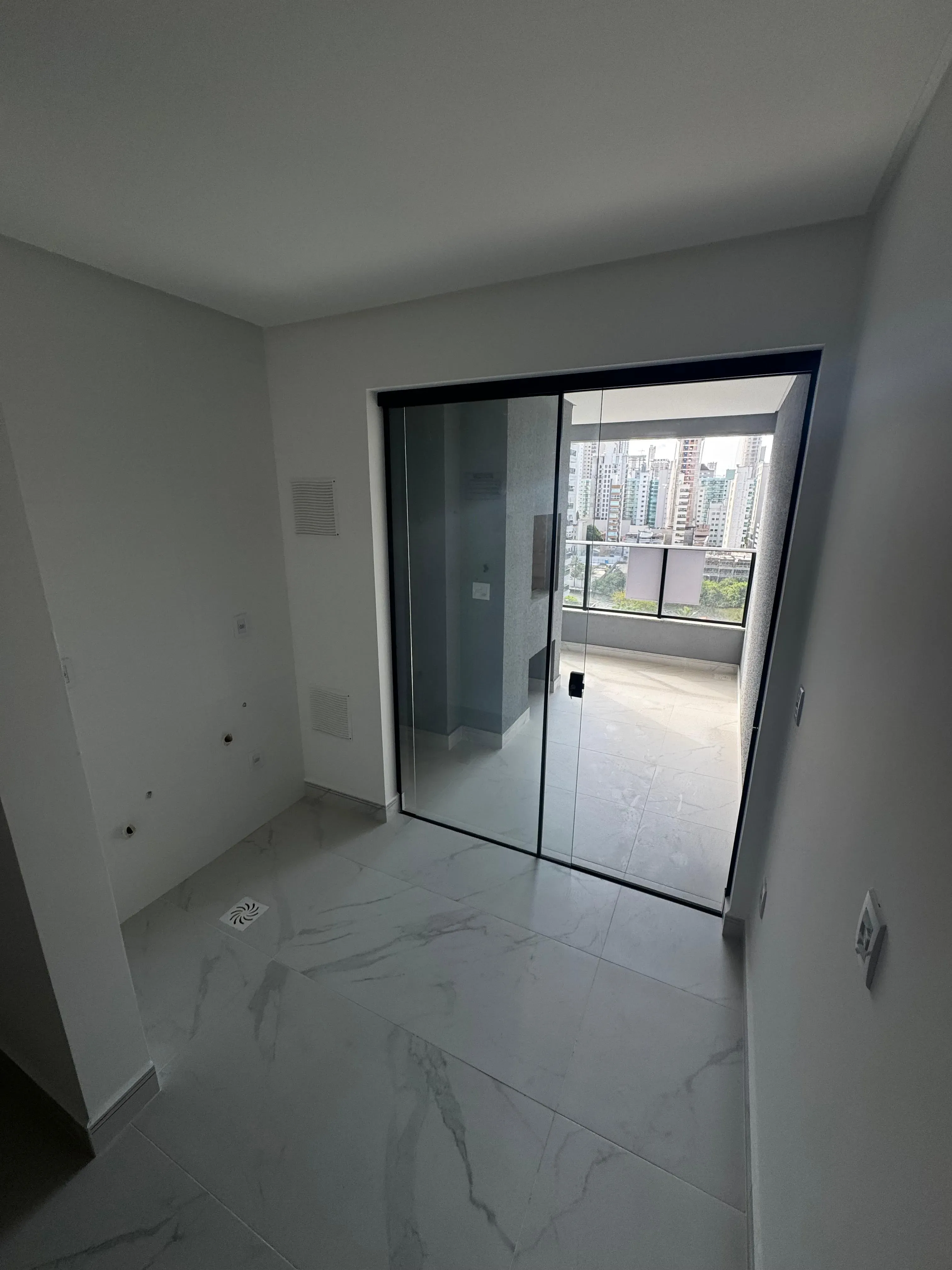 Apartamento com 2 suítes e 2 vagas de garagem em Porto Belo/SC