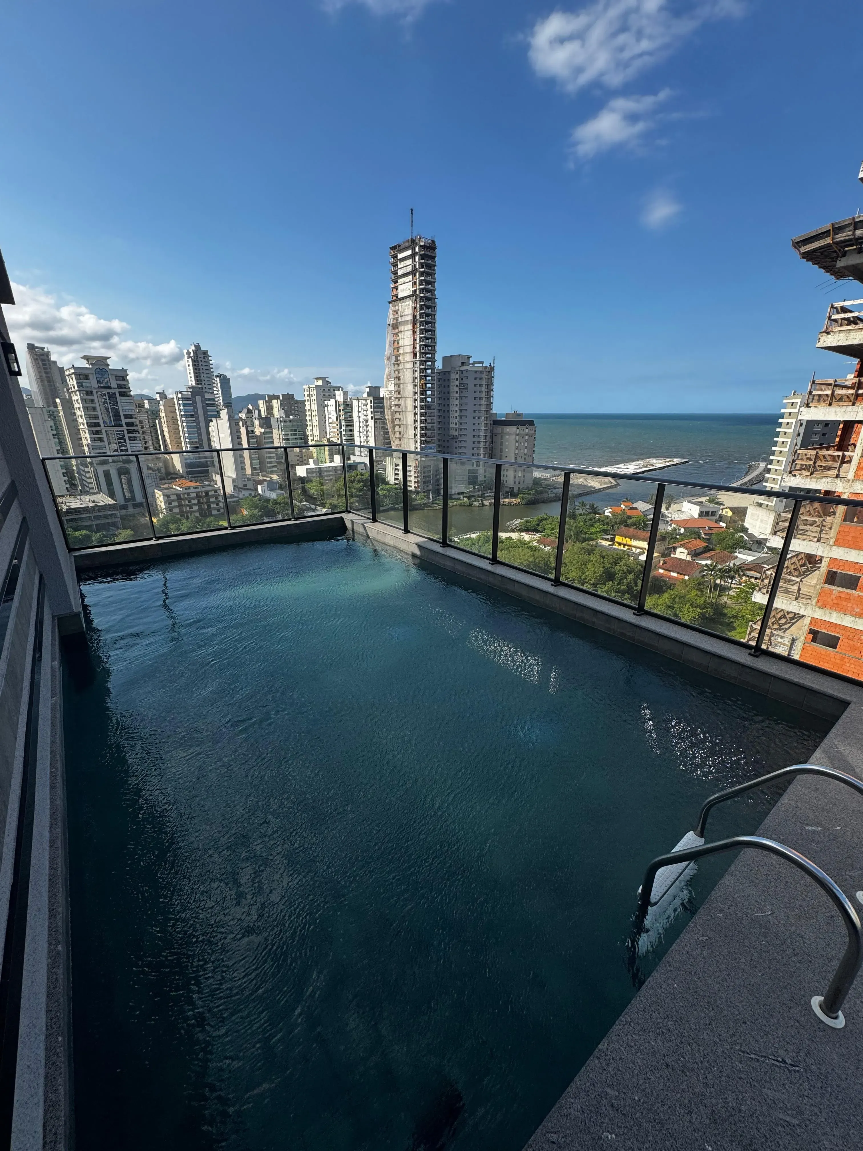 Apartamento com 2 suítes e 2 vagas de garagem em Porto Belo/SC