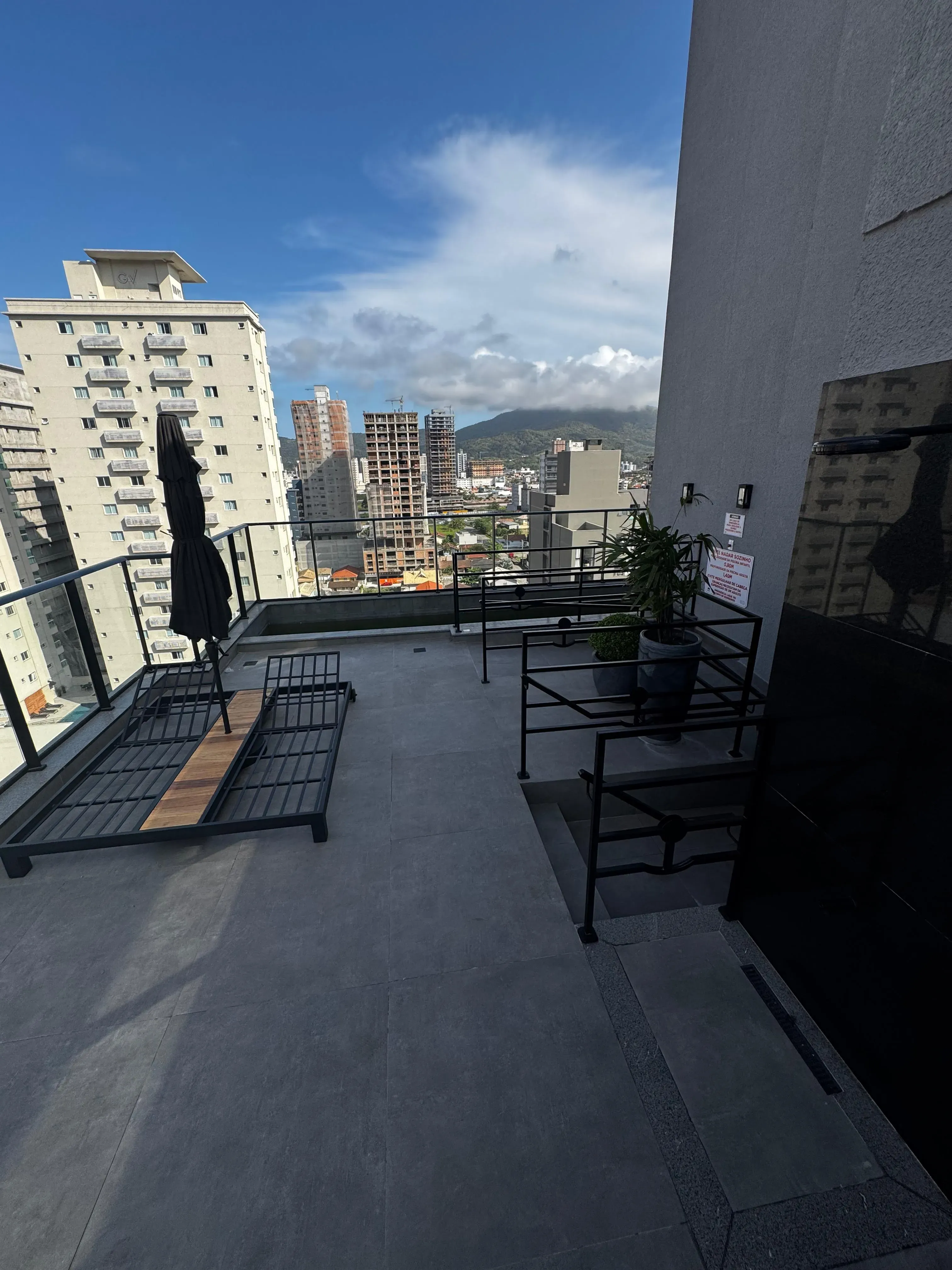 Apartamento com 2 dormitórios sendo 2 suítes e 2 vagas de garagem em Porto Belo/SC