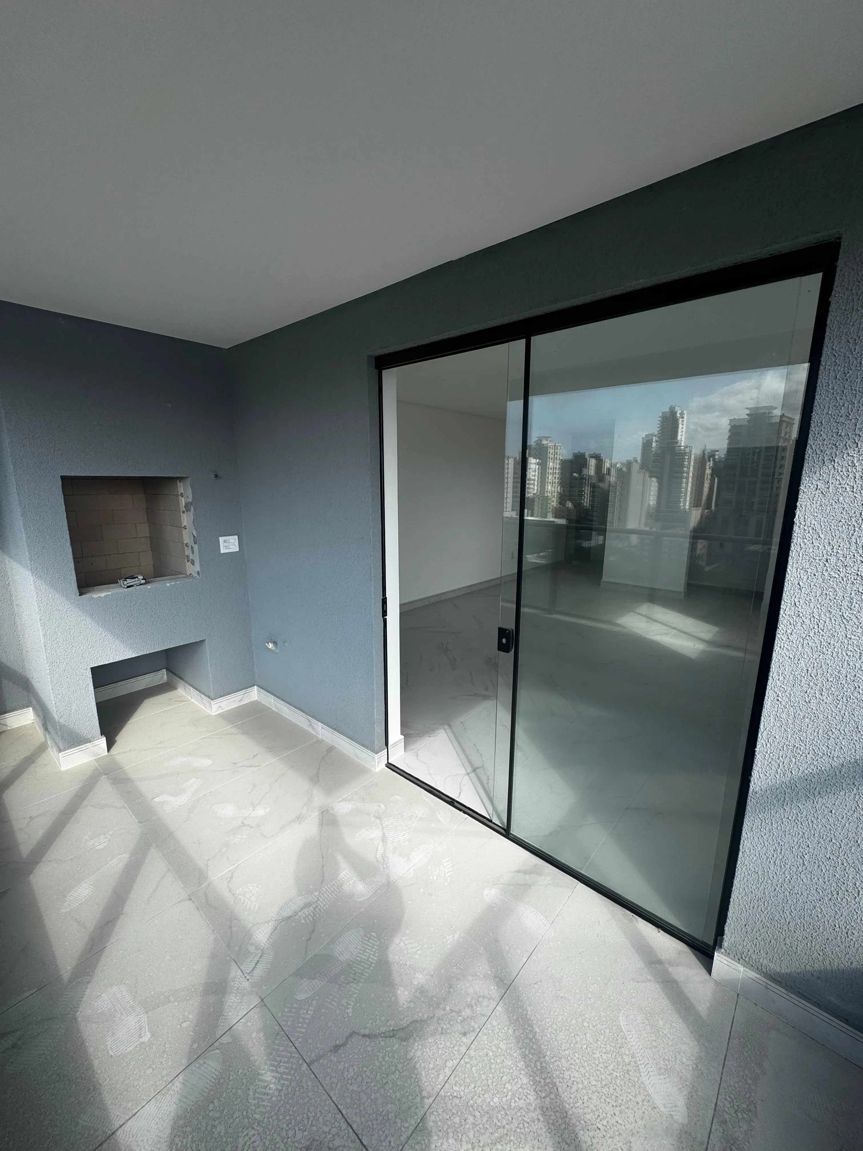 Apartamento com 2 dormitórios sendo 2 suítes e 2 vagas de garagem em Porto Belo/SC