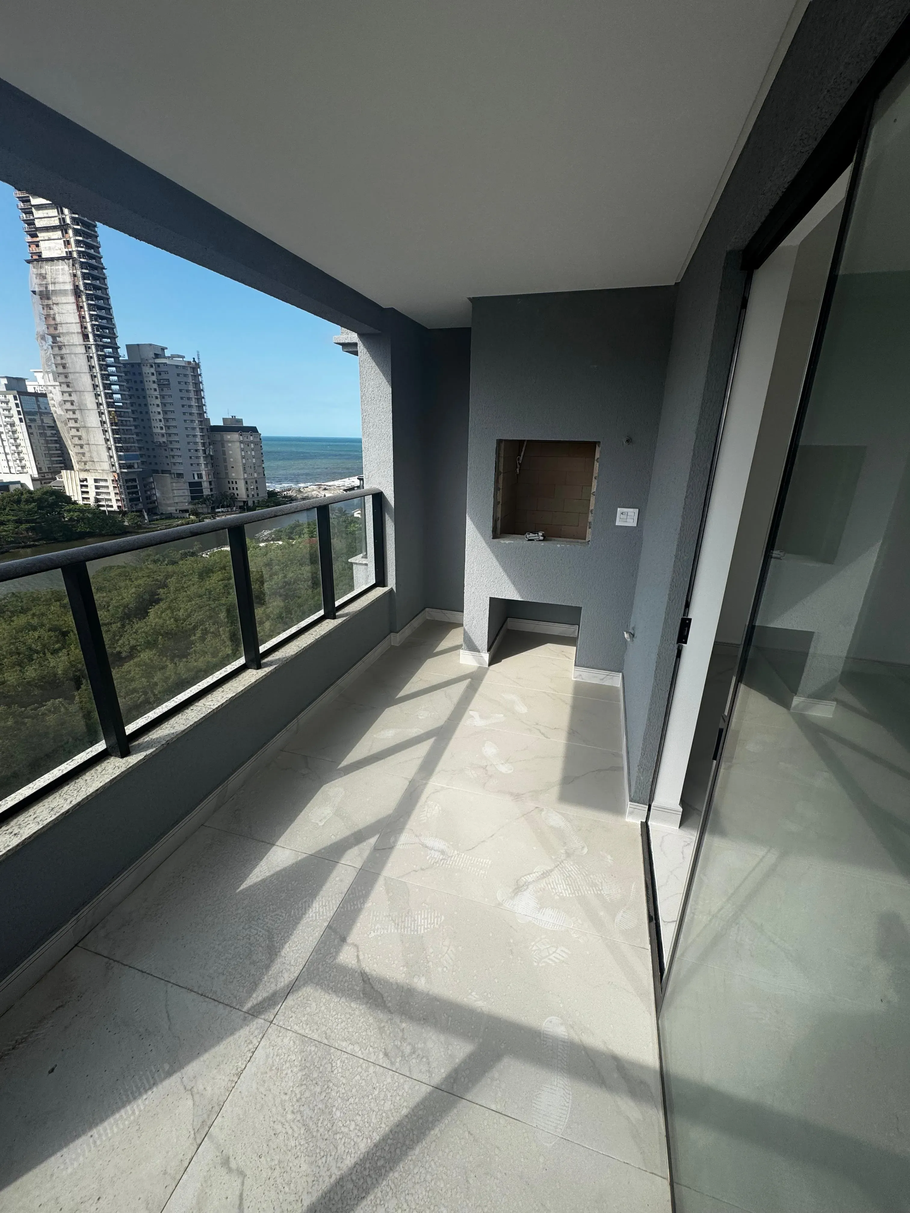 Apartamento com 2 dormitórios sendo 2 suítes e 2 vagas de garagem em Porto Belo/SC