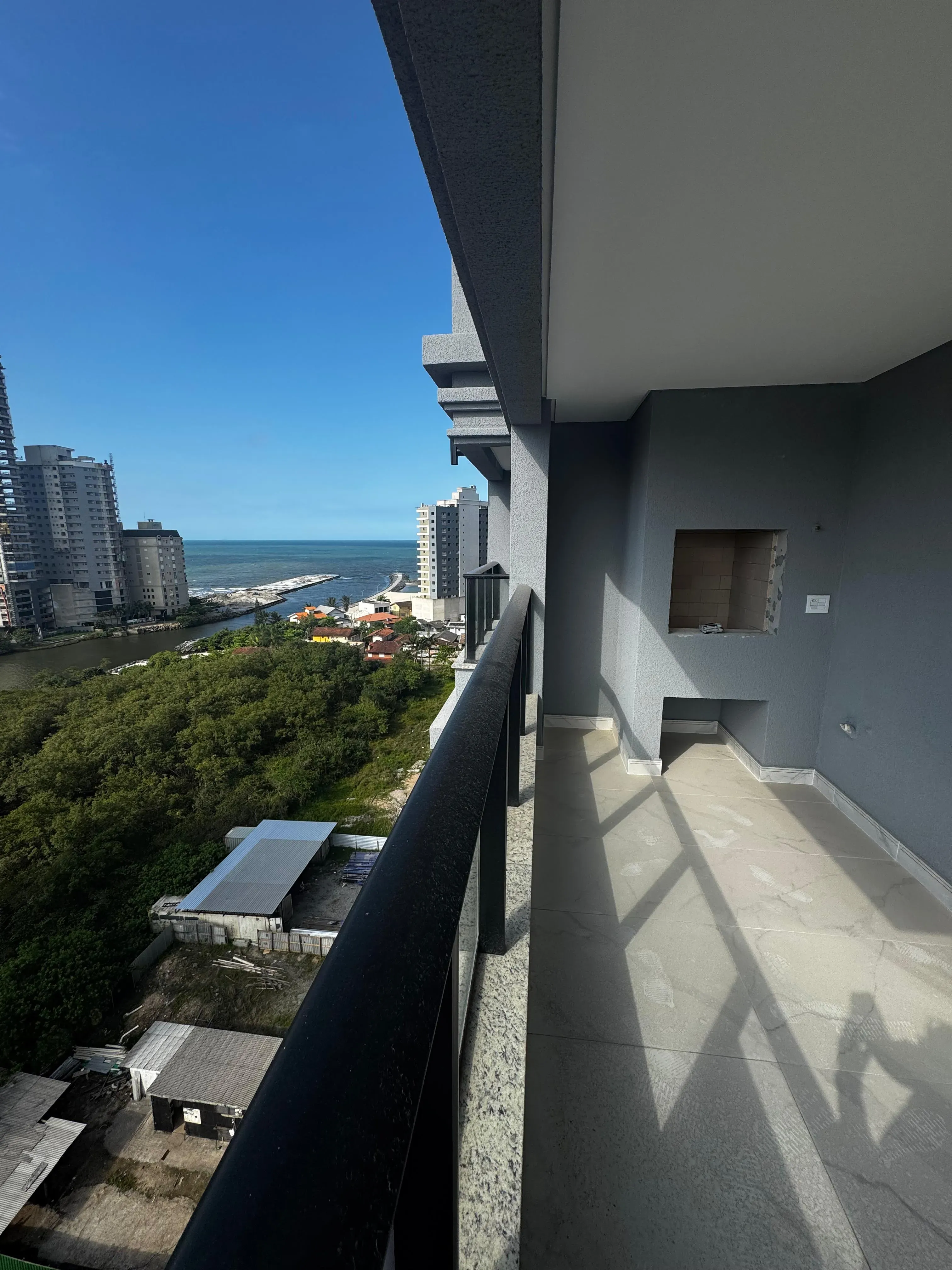 Apartamento com 2 dormitórios sendo 2 suítes e 2 vagas de garagem em Porto Belo/SC