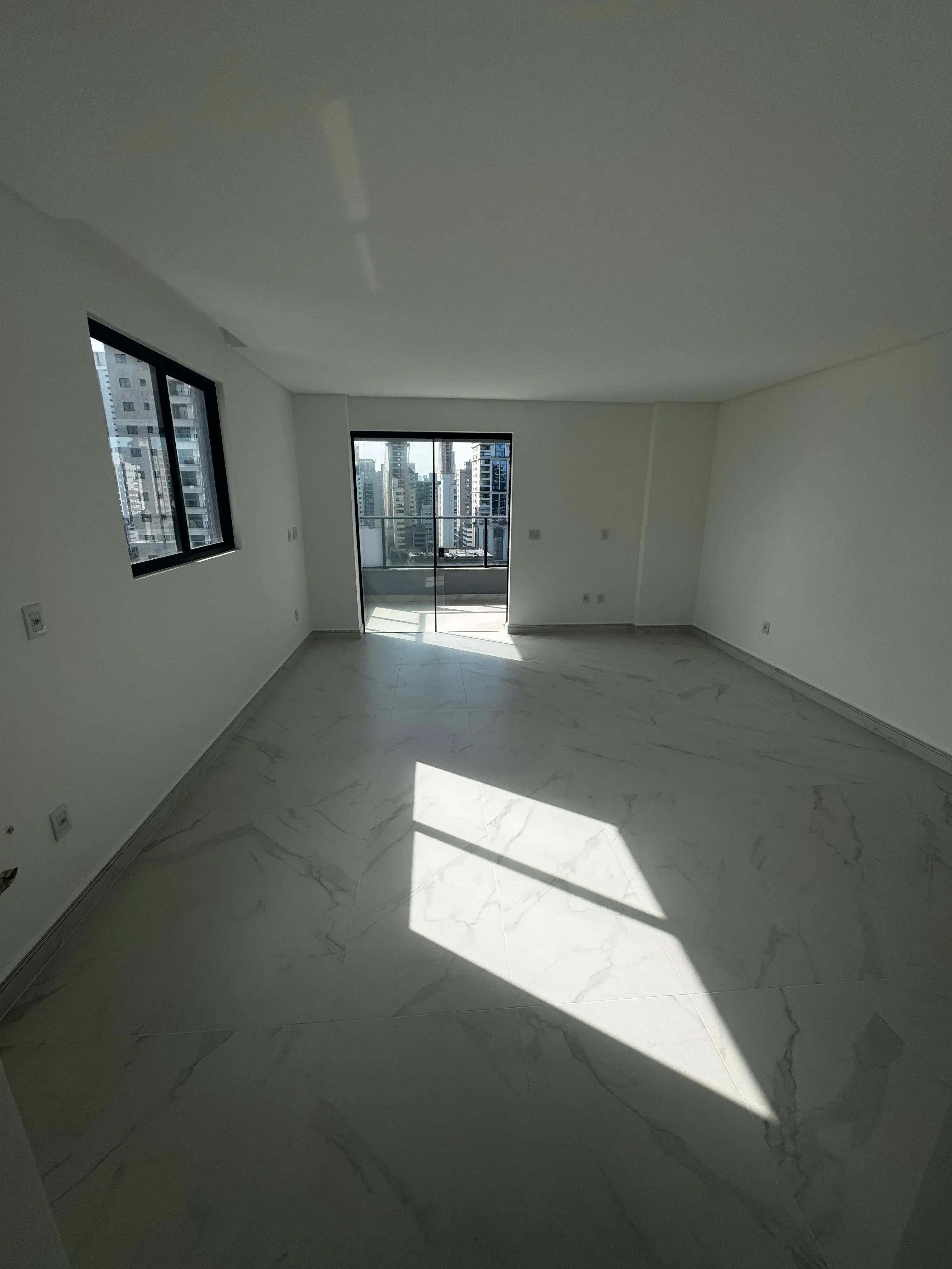 Apartamento com 2 dormitórios sendo 2 suítes e 2 vagas de garagem em Porto Belo/SC