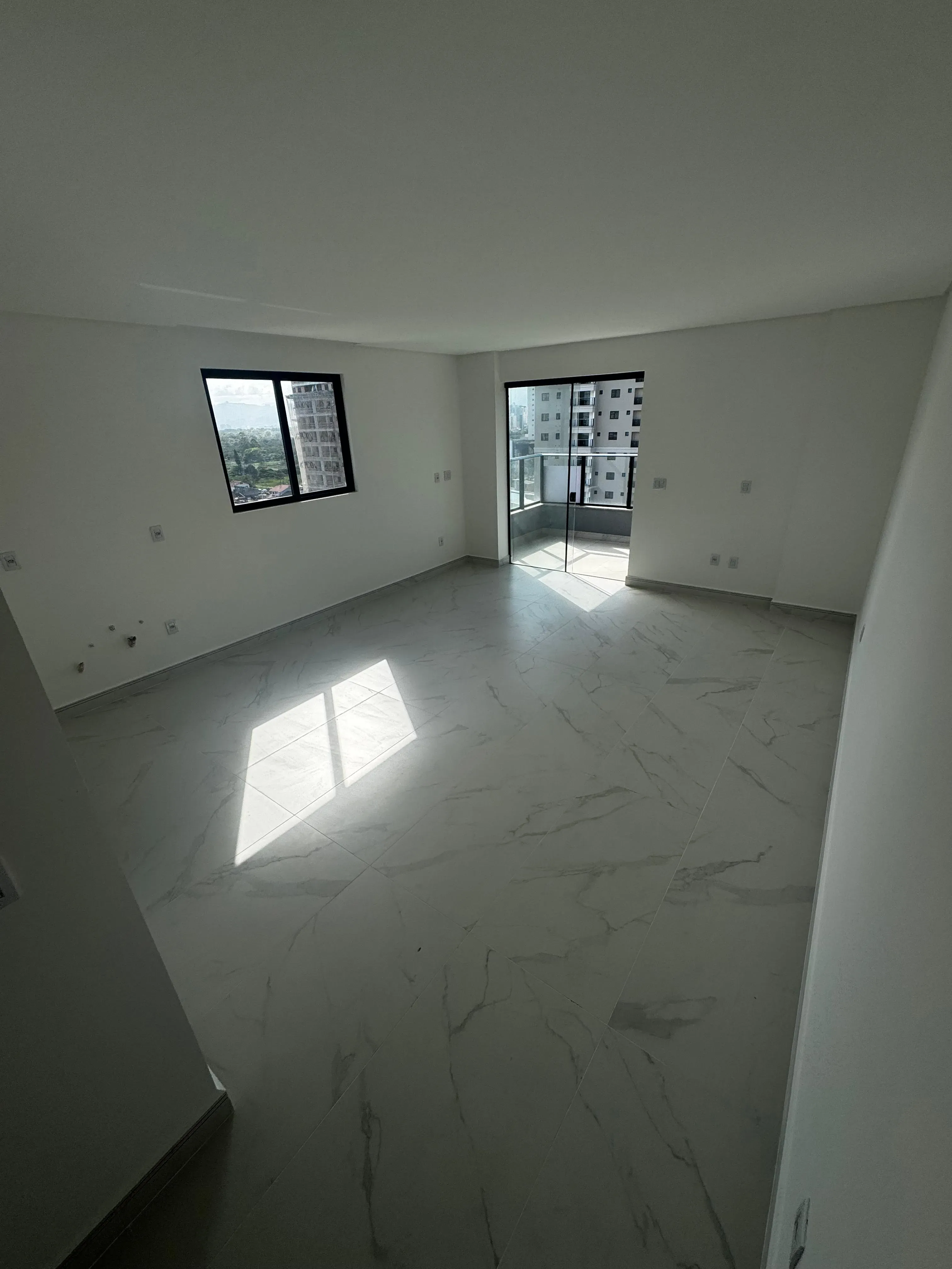 Apartamento com 2 dormitórios sendo 2 suítes e 2 vagas de garagem em Porto Belo/SC