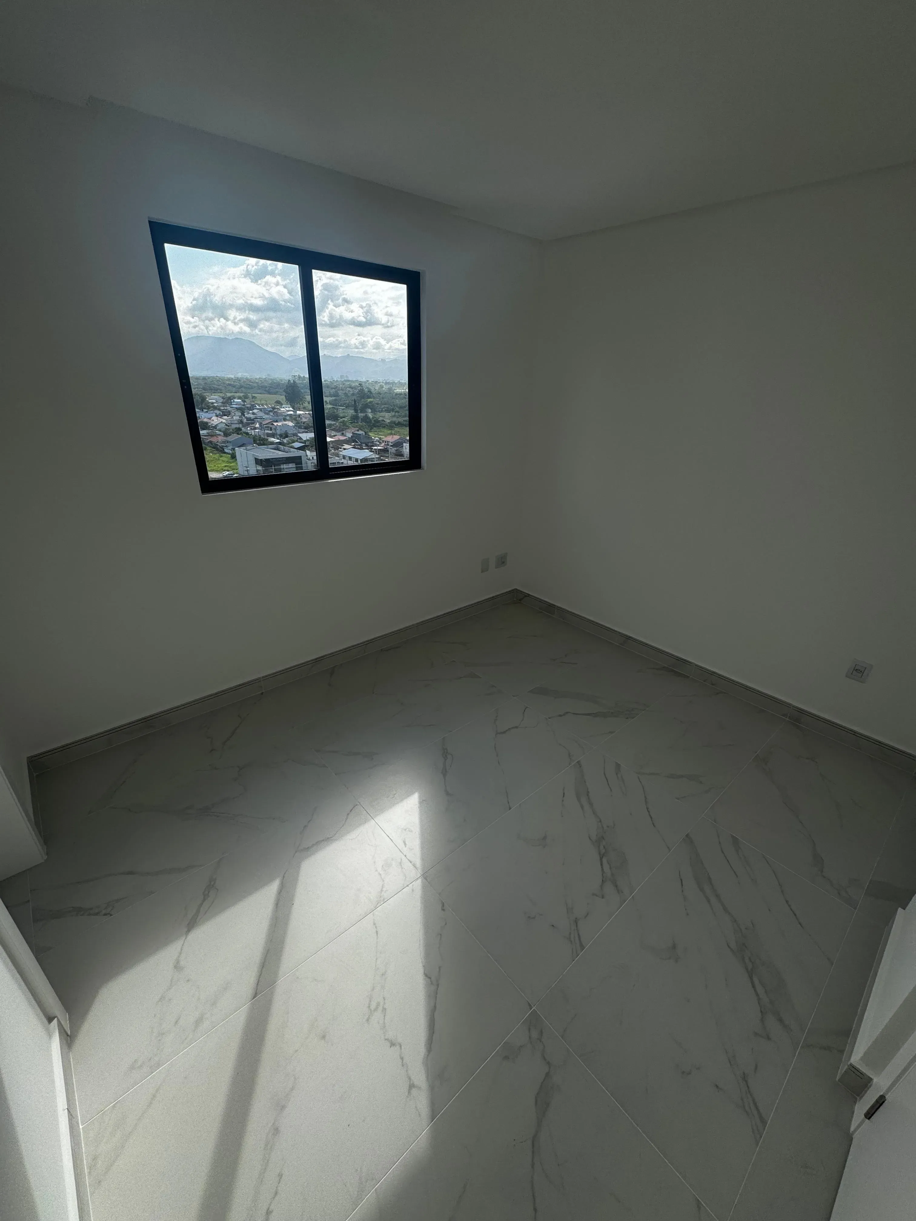 Apartamento com 2 dormitórios sendo 2 suítes e 2 vagas de garagem em Porto Belo/SC