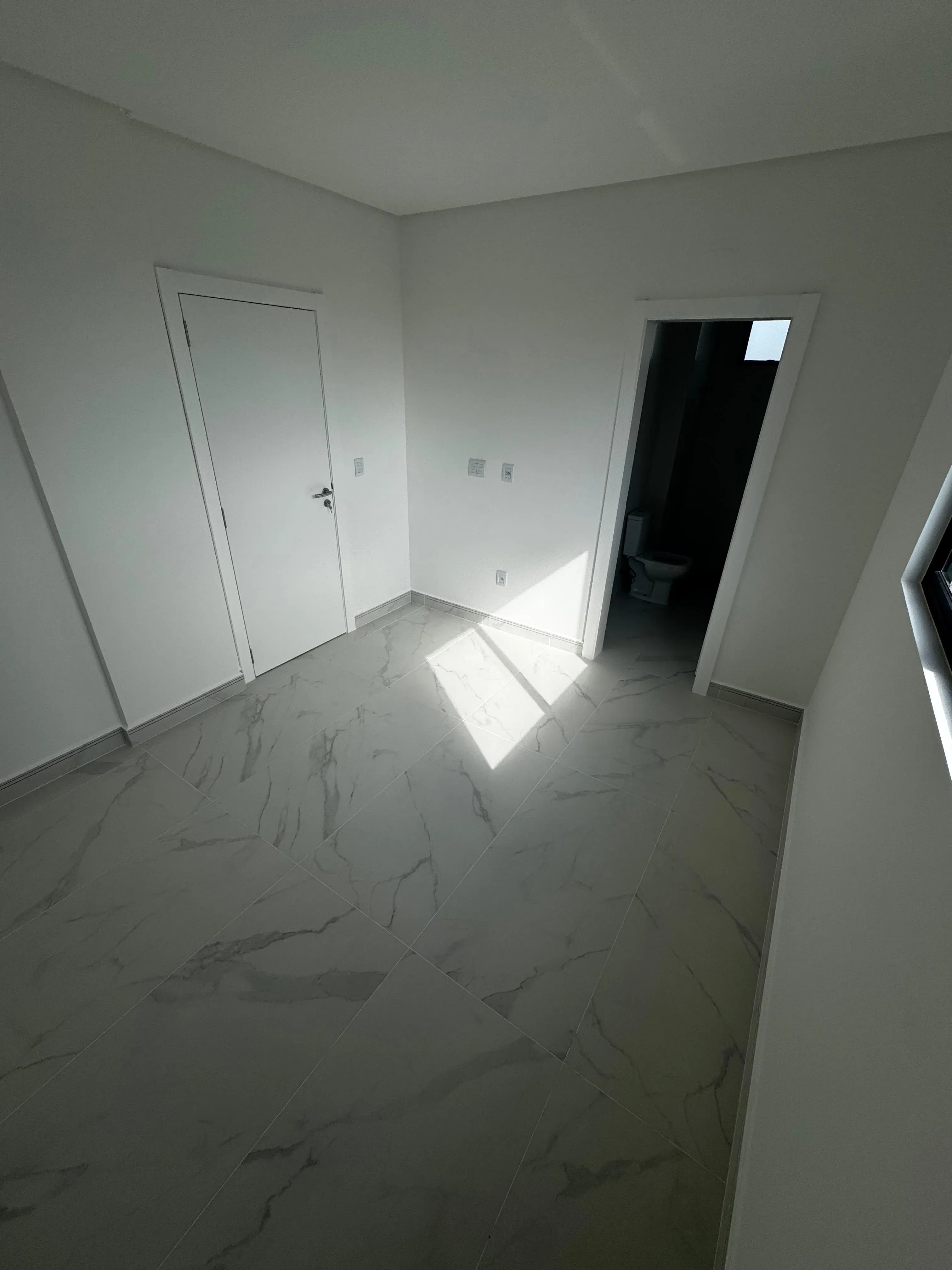 Apartamento com 2 dormitórios sendo 2 suítes e 2 vagas de garagem em Porto Belo/SC