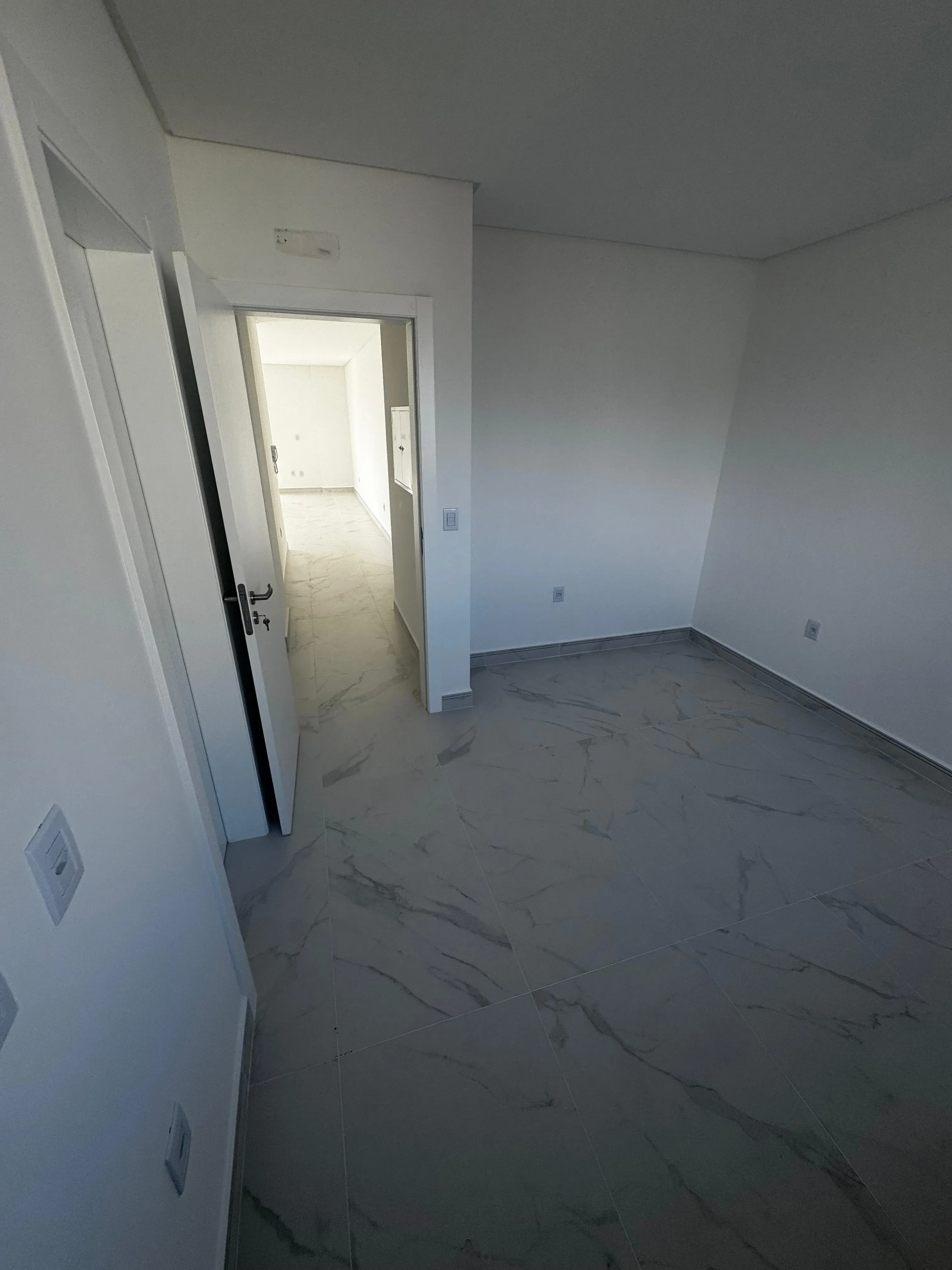 Apartamento com 2 dormitórios sendo 2 suítes e 2 vagas de garagem em Porto Belo/SC