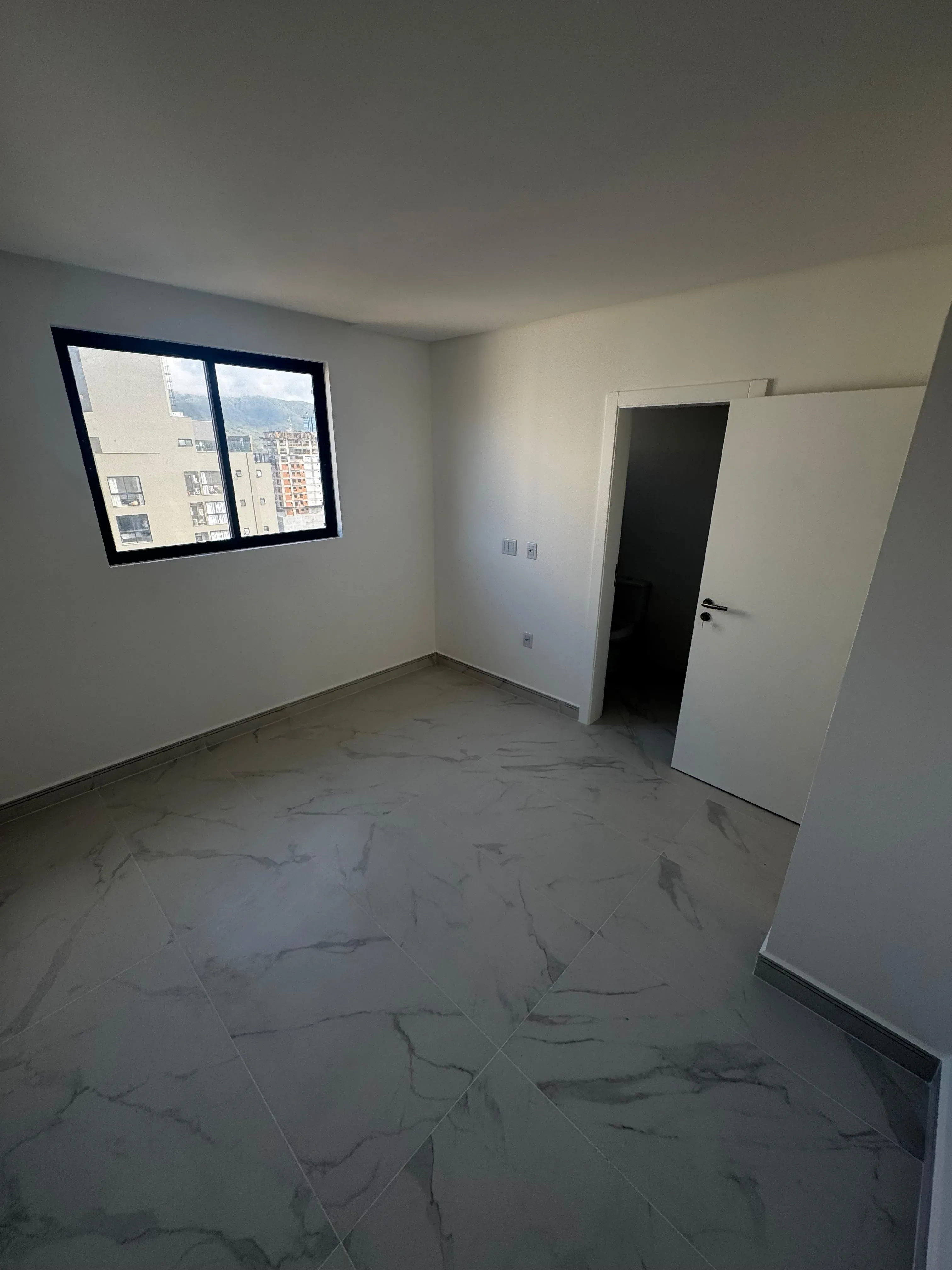 Apartamento com 2 dormitórios sendo 2 suítes e 2 vagas de garagem em Porto Belo/SC