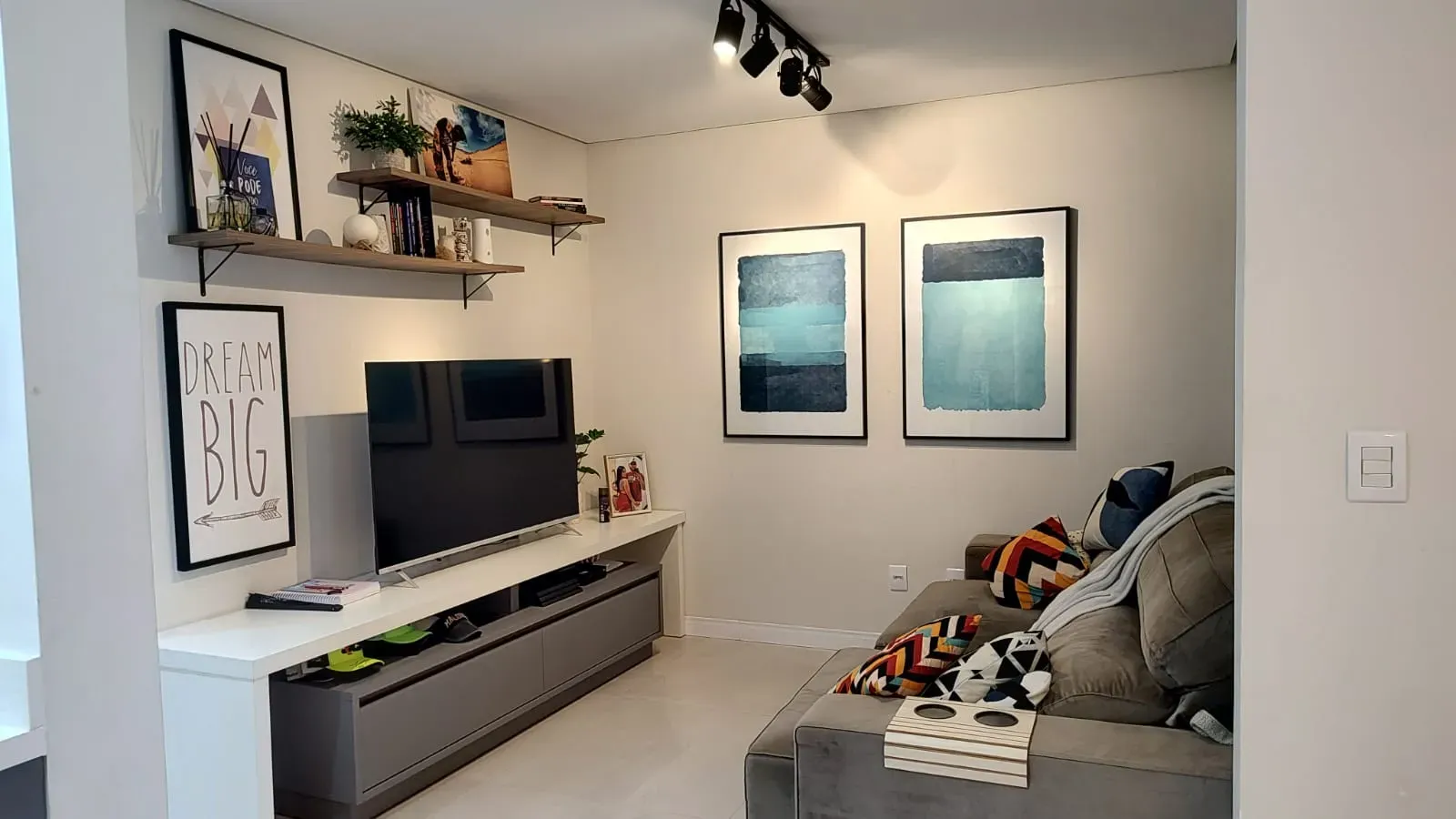 Apartamento com 2 dormitórios sendo 1 suíte e 2 vagas de garagem no bairro São Judas em Itajaí - SC