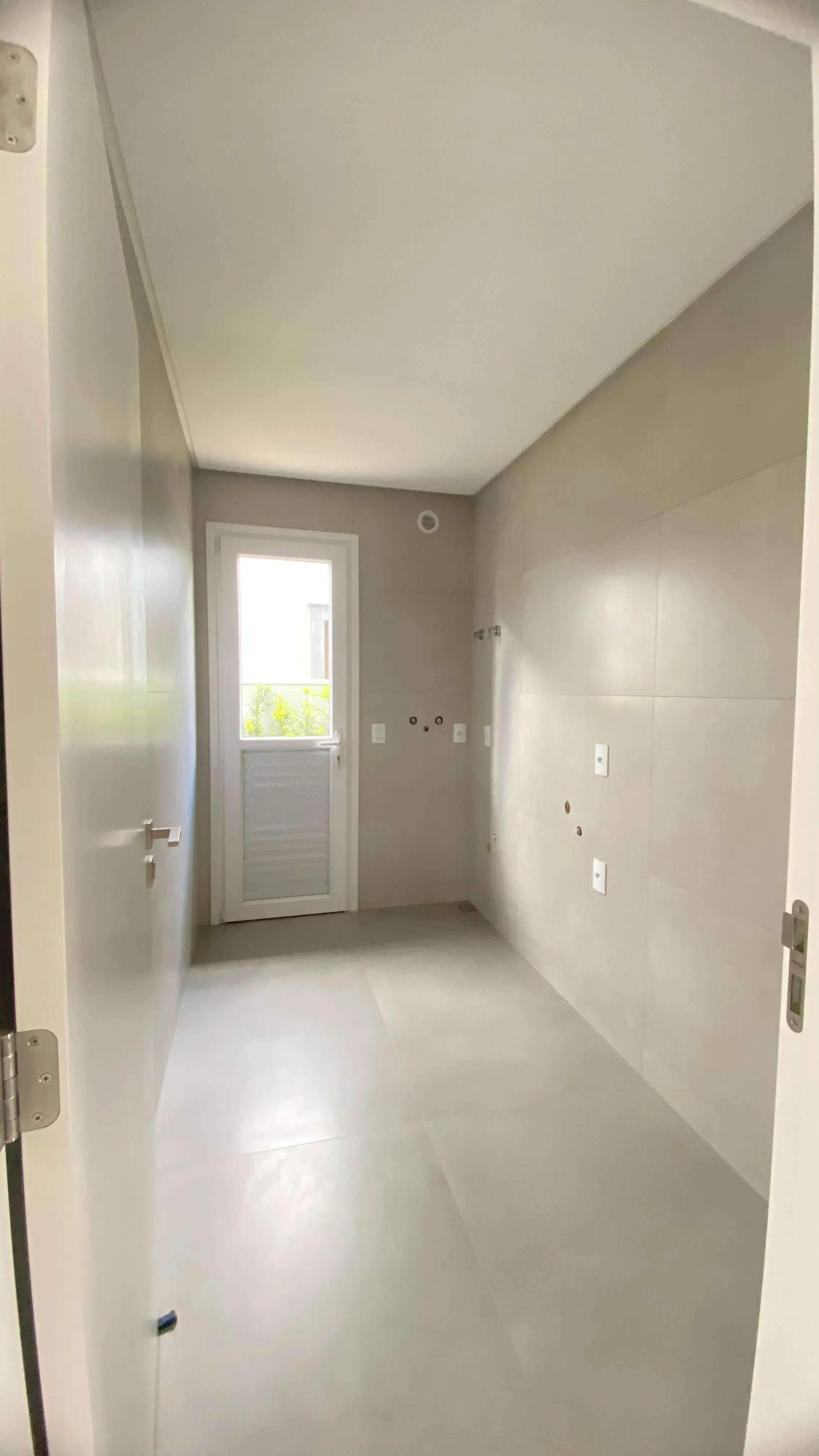 Casa nova em condomínio fechado com 4 suítes e 4 vagas de garagem em Camboriú SC