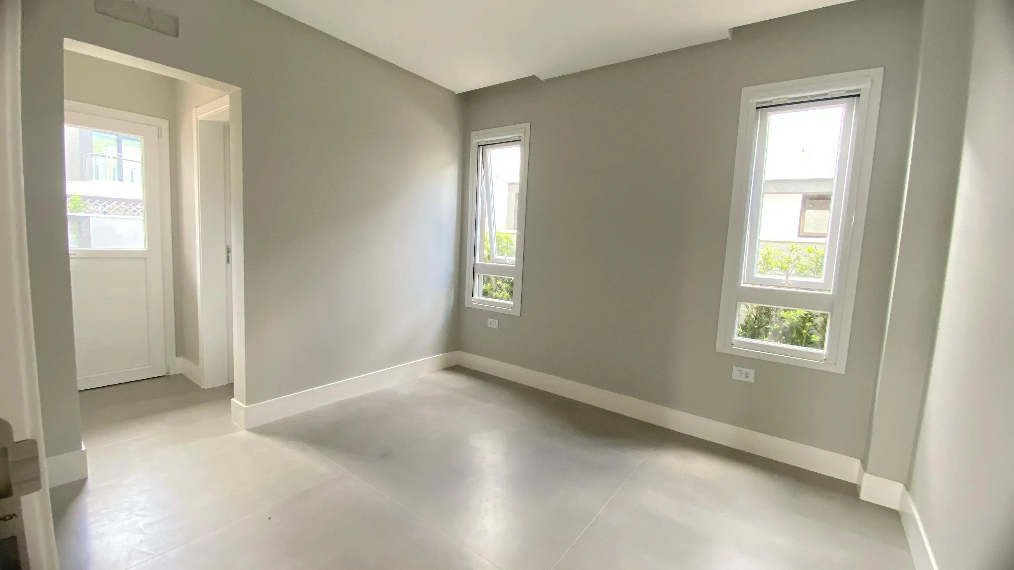 Casa nova em condomínio fechado com 4 suítes e 4 vagas de garagem em Camboriú SC