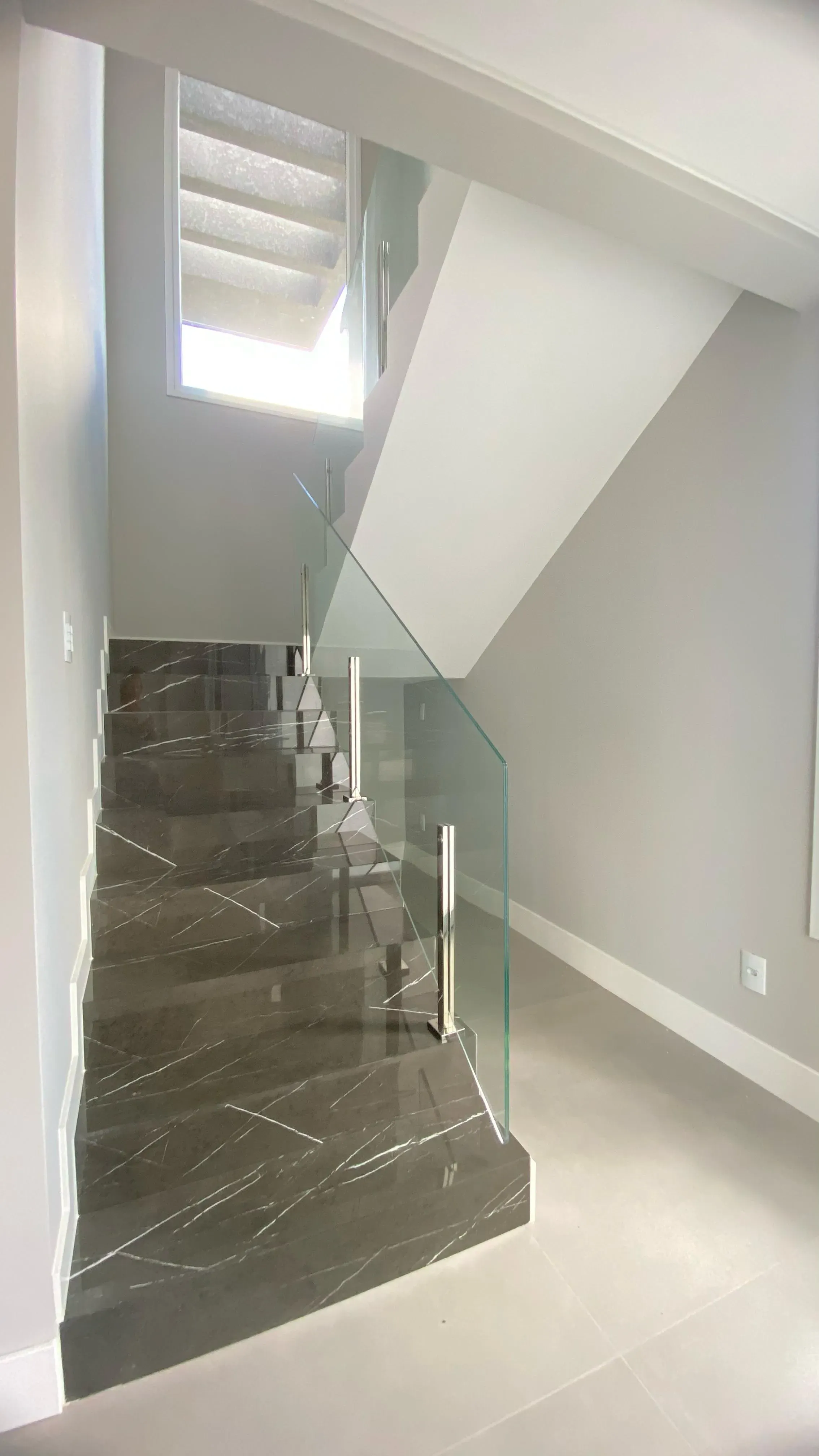 Casa nova em condomínio fechado com 4 suítes e 4 vagas de garagem em Camboriú SC