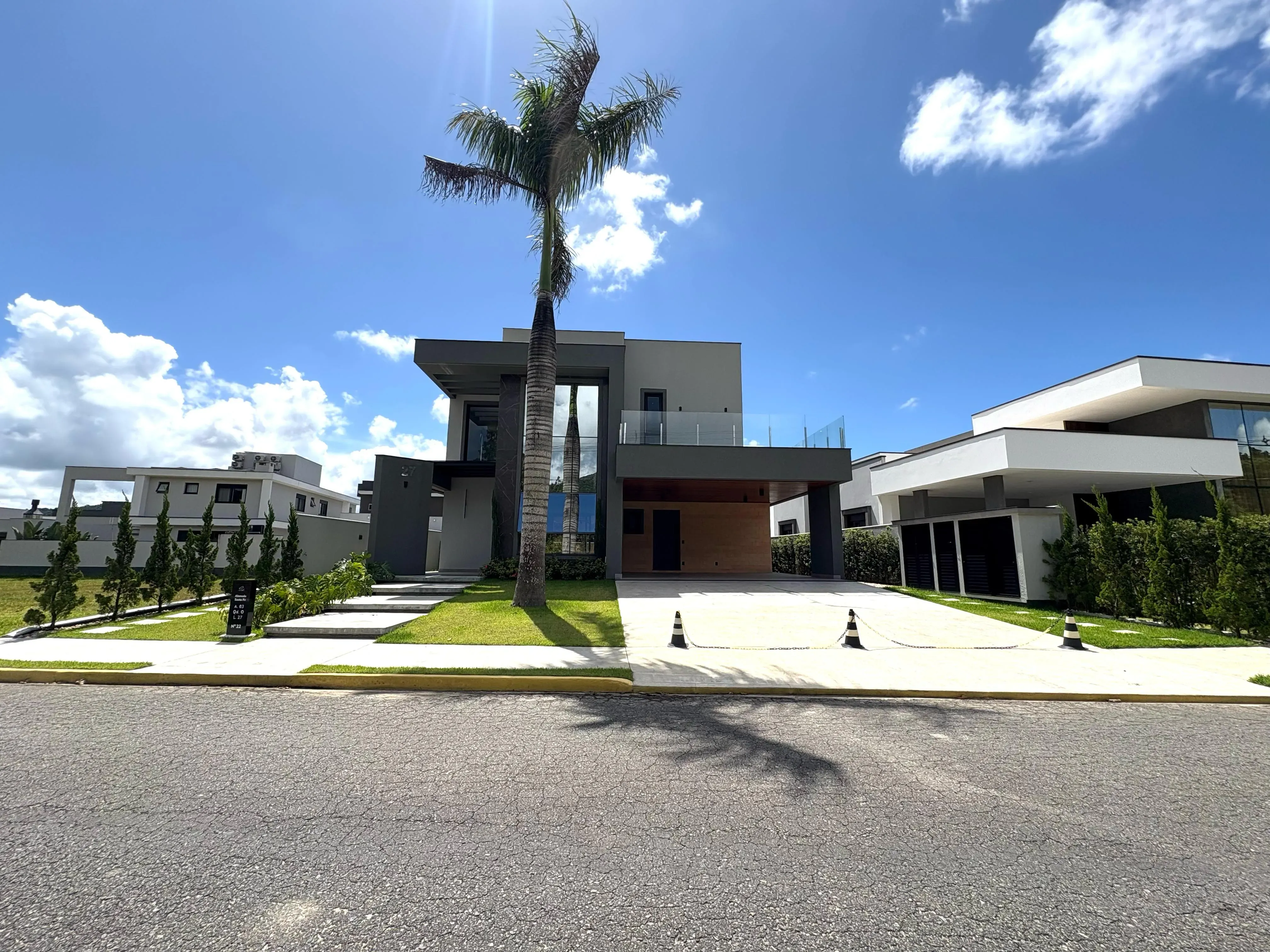 Casa nova em condomínio fechado com 4 suítes e 4 vagas de garagem em Camboriú SC