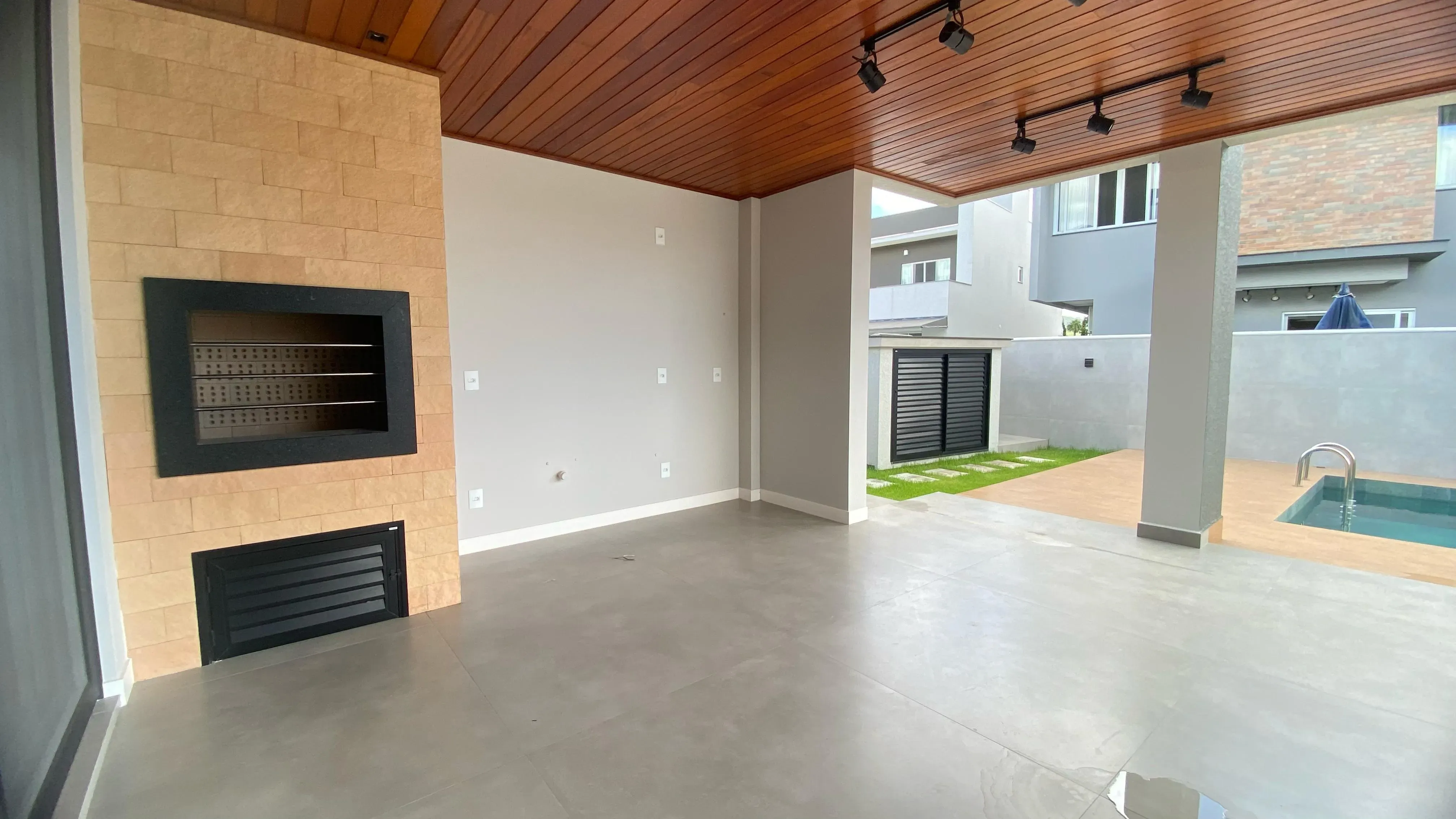 Casa nova em condomínio fechado com 4 suítes e 4 vagas de garagem em Camboriú SC