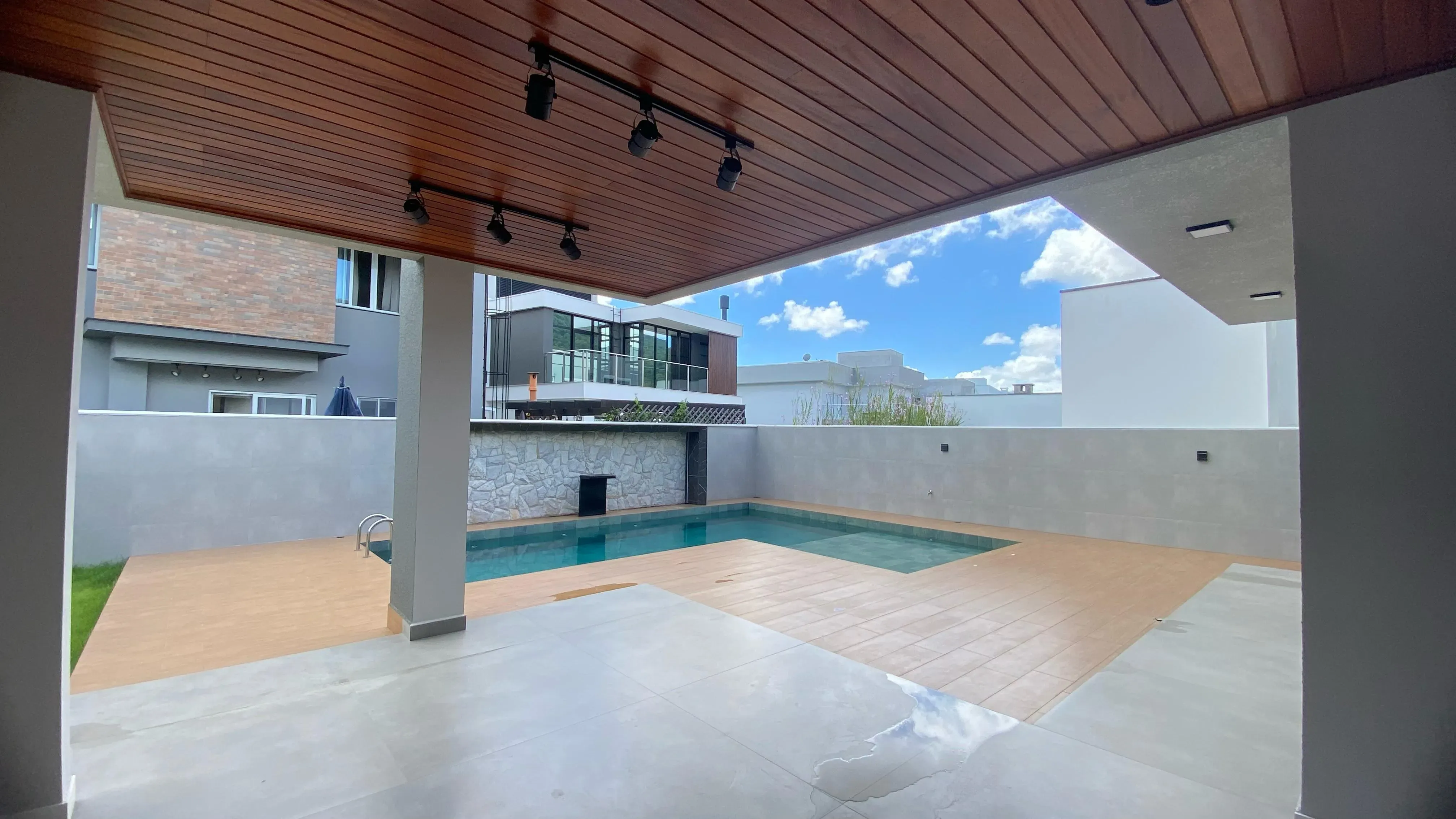 Casa nova em condomínio fechado com 4 suítes e 4 vagas de garagem em Camboriú SC