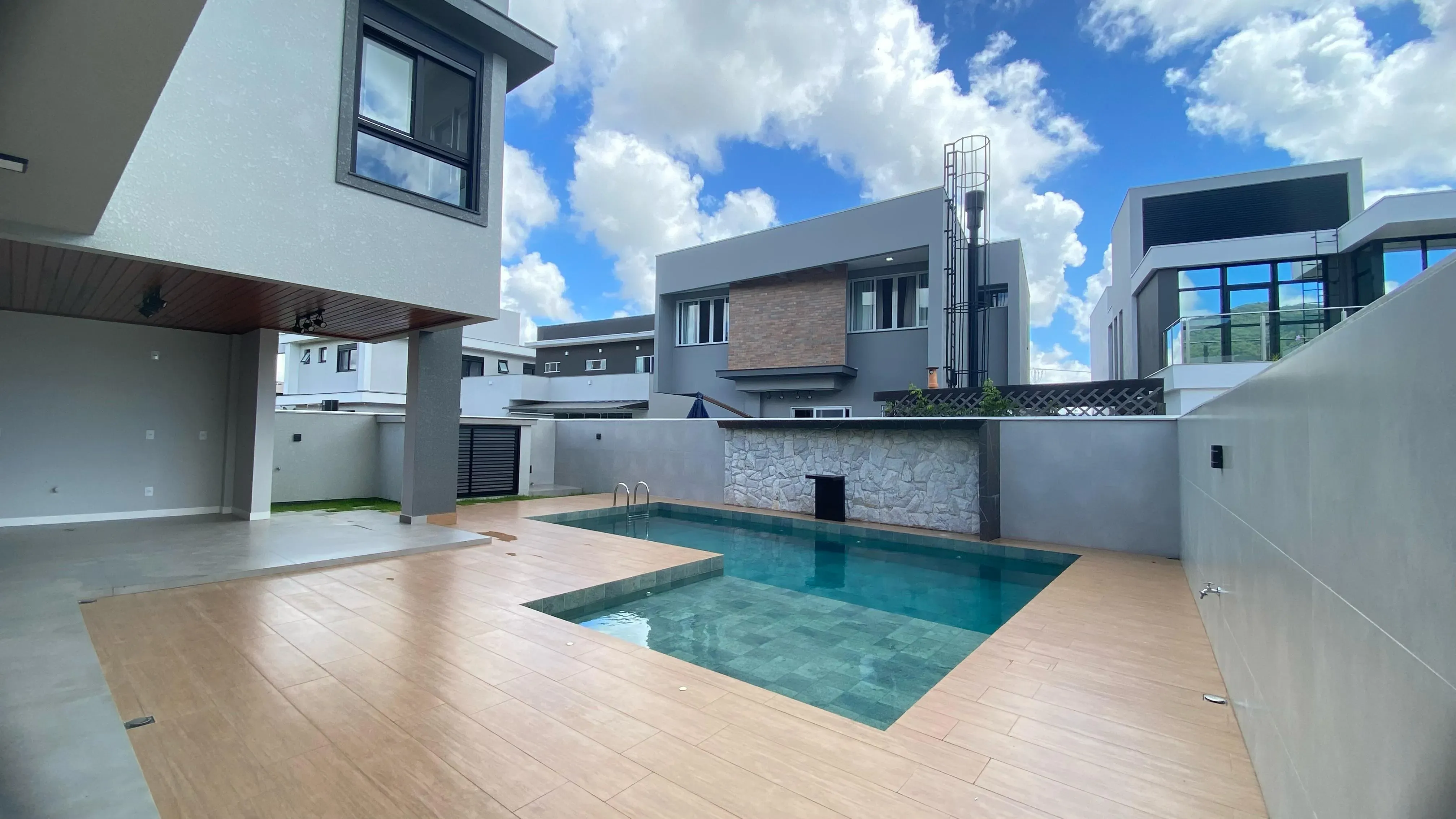 Casa nova em condomínio fechado com 4 suítes e 4 vagas de garagem em Camboriú SC