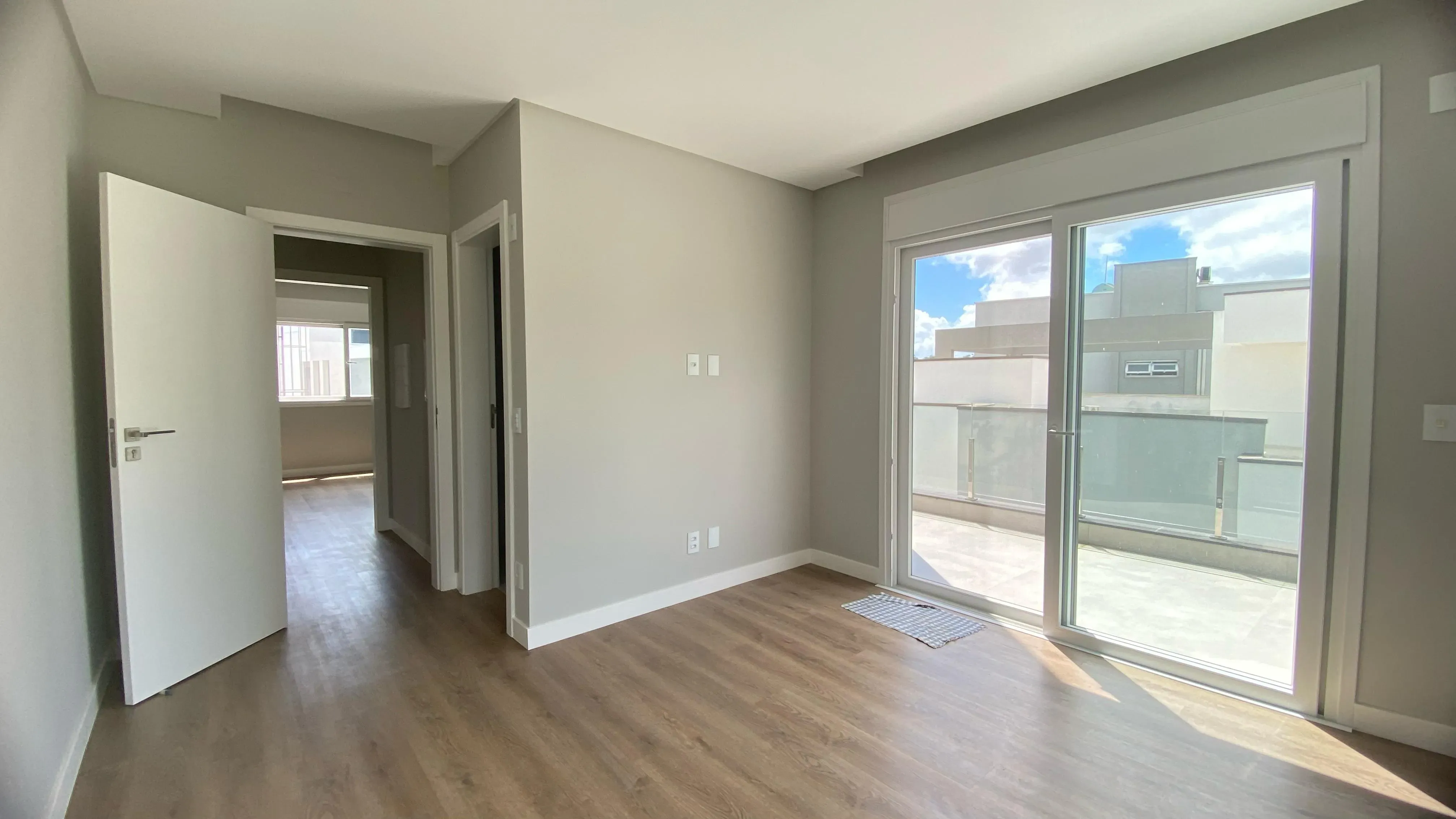 Casa nova em condomínio fechado com 4 suítes e 4 vagas de garagem em Camboriú SC