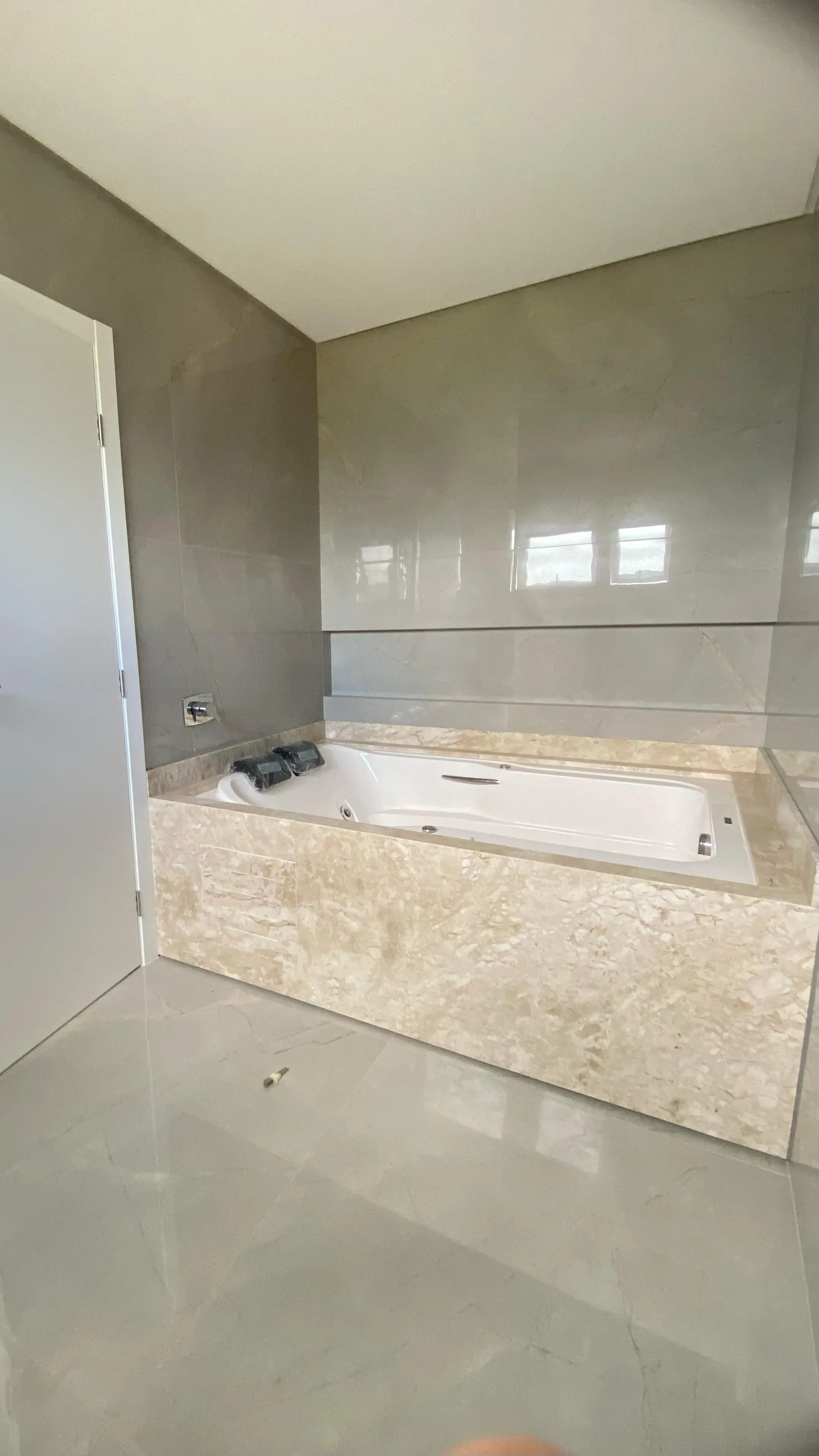 Casa nova em condomínio fechado com 4 suítes e 4 vagas de garagem em Camboriú SC