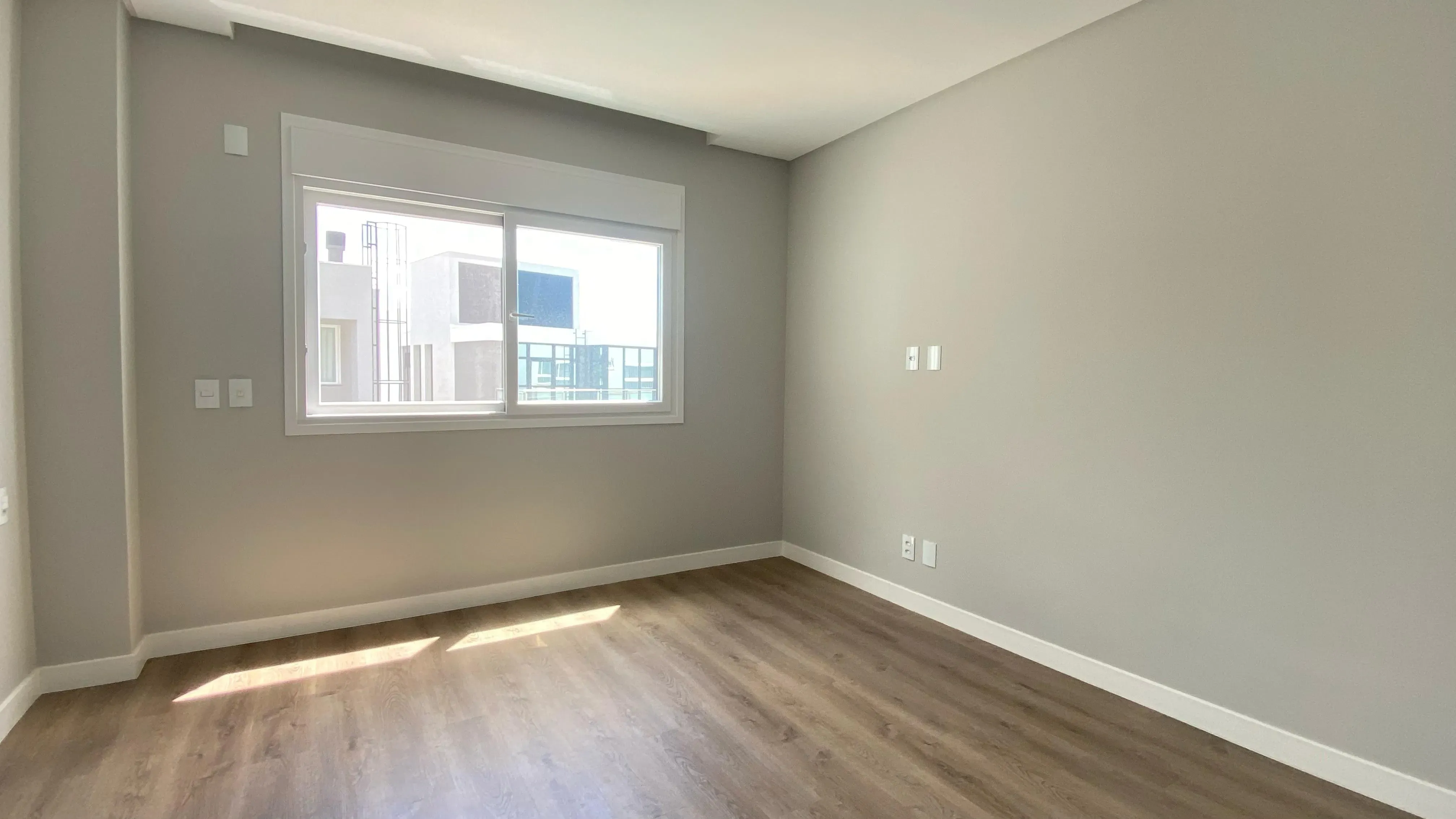 Casa nova em condomínio fechado com 4 suítes e 4 vagas de garagem em Camboriú SC