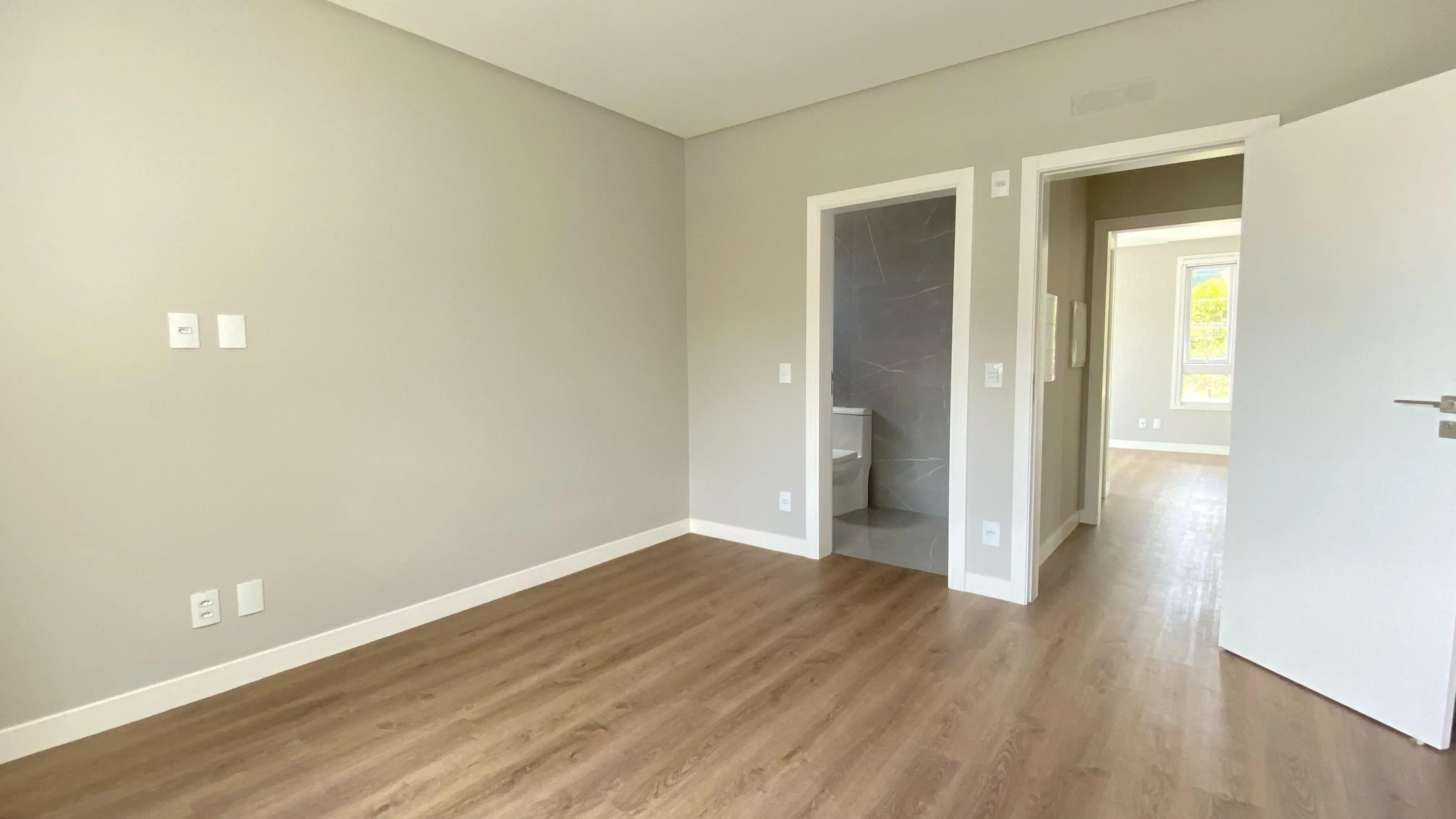 Casa nova em condomínio fechado com 4 suítes e 4 vagas de garagem em Camboriú SC