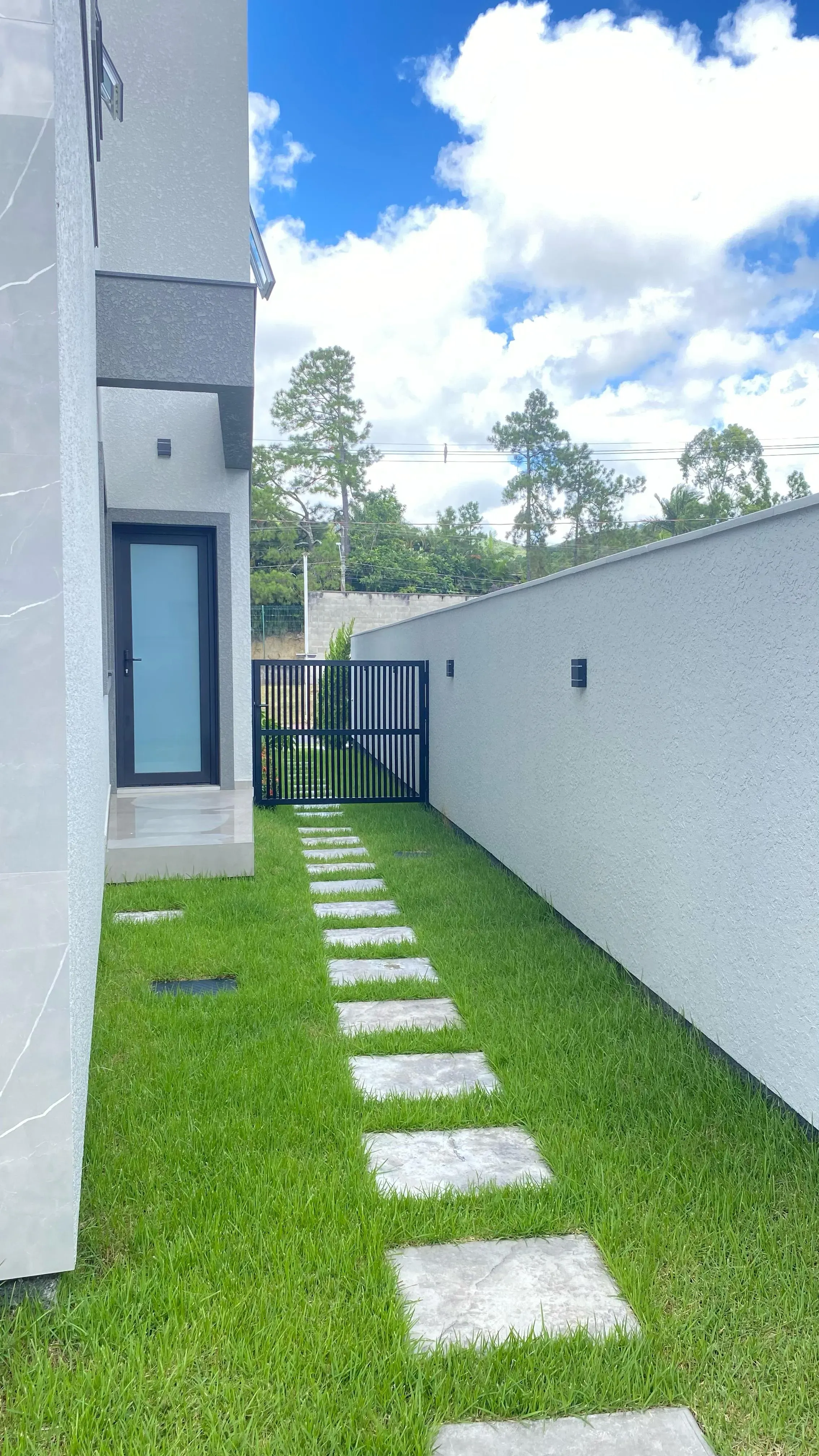 Casa nova em condomínio fechado com 4 suítes e 4 vagas de garagem em Camboriú SC