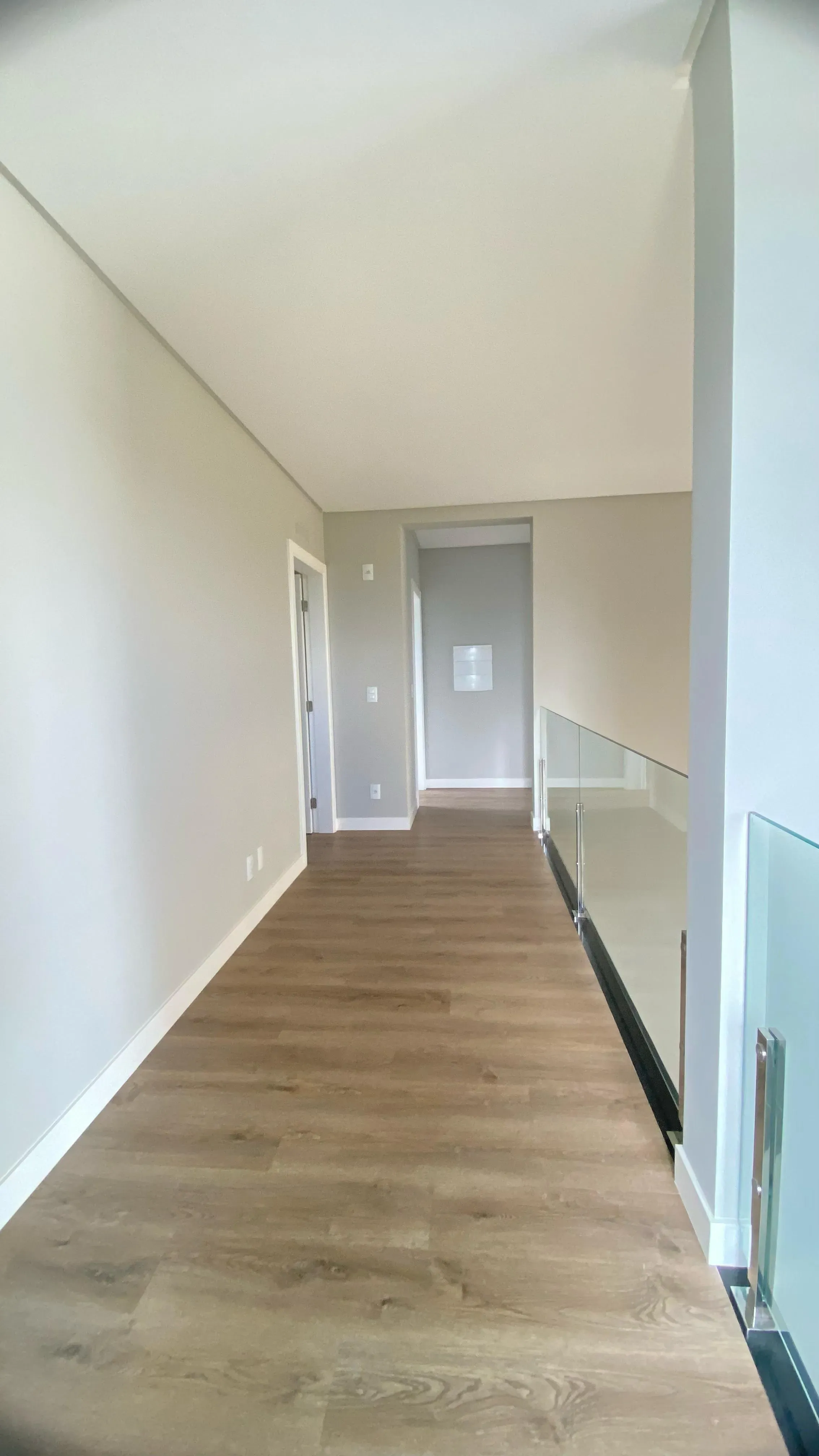 Casa nova em condomínio fechado com 4 suítes e 4 vagas de garagem em Camboriú SC