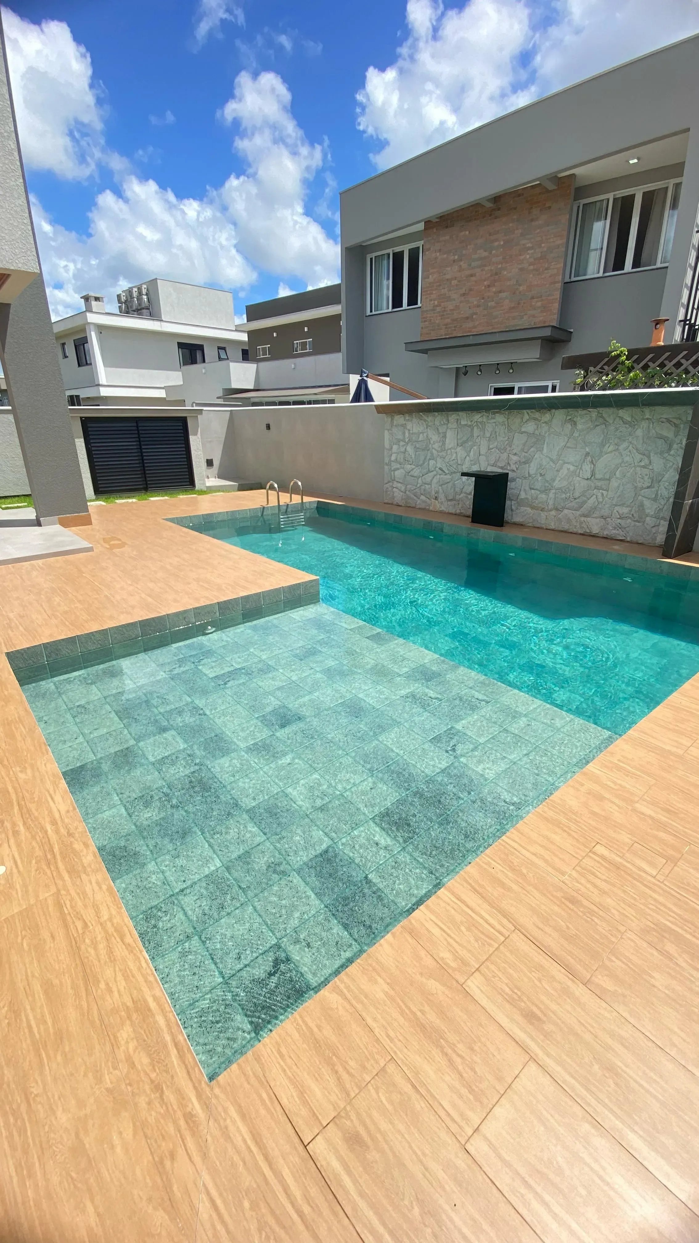 Casa nova em condomínio fechado com 4 suítes e 4 vagas de garagem em Camboriú SC