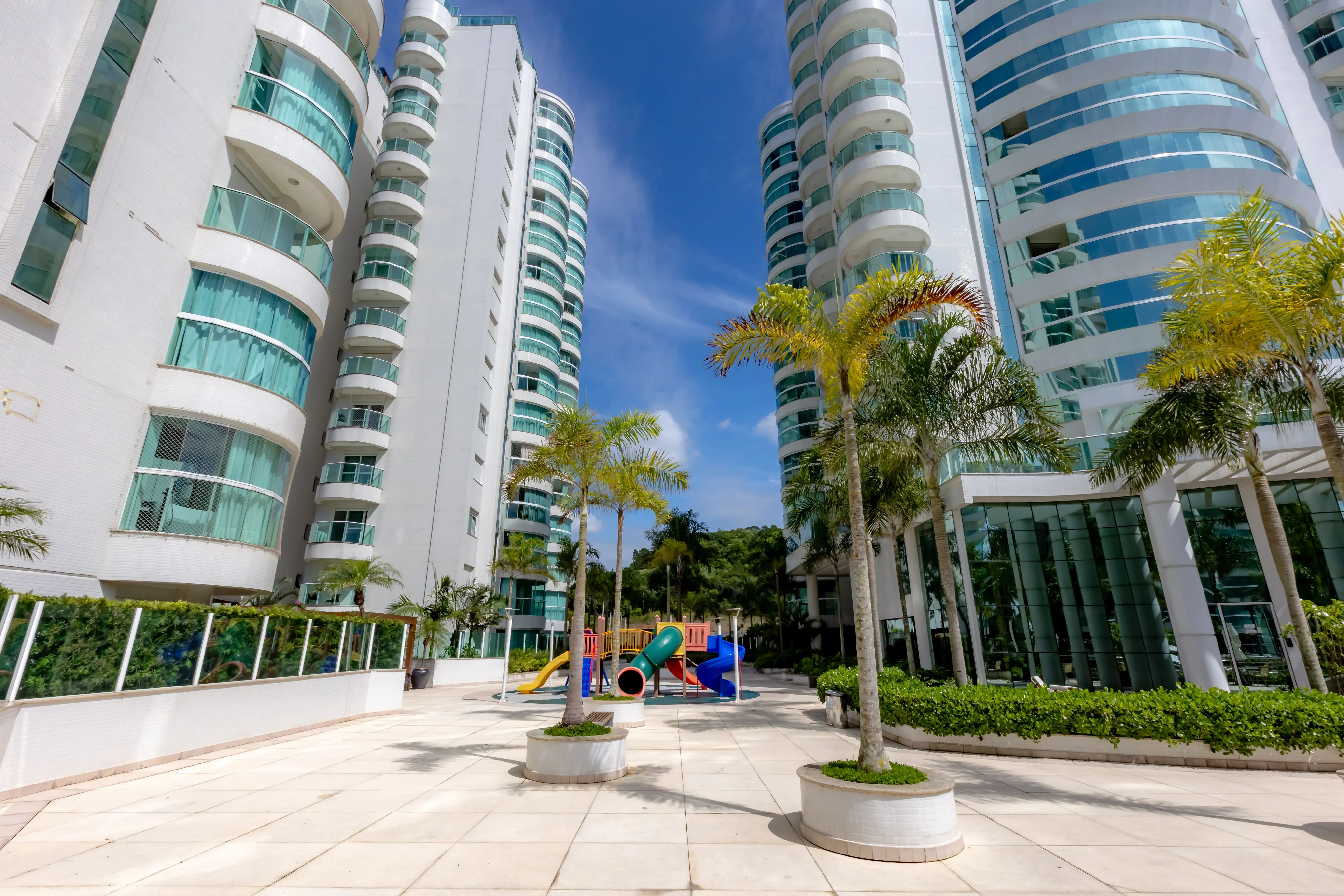 Apartamento mobiliado com área de lazer completa! 3 suítes e 3 vagas na Praia Brava em Itajaí