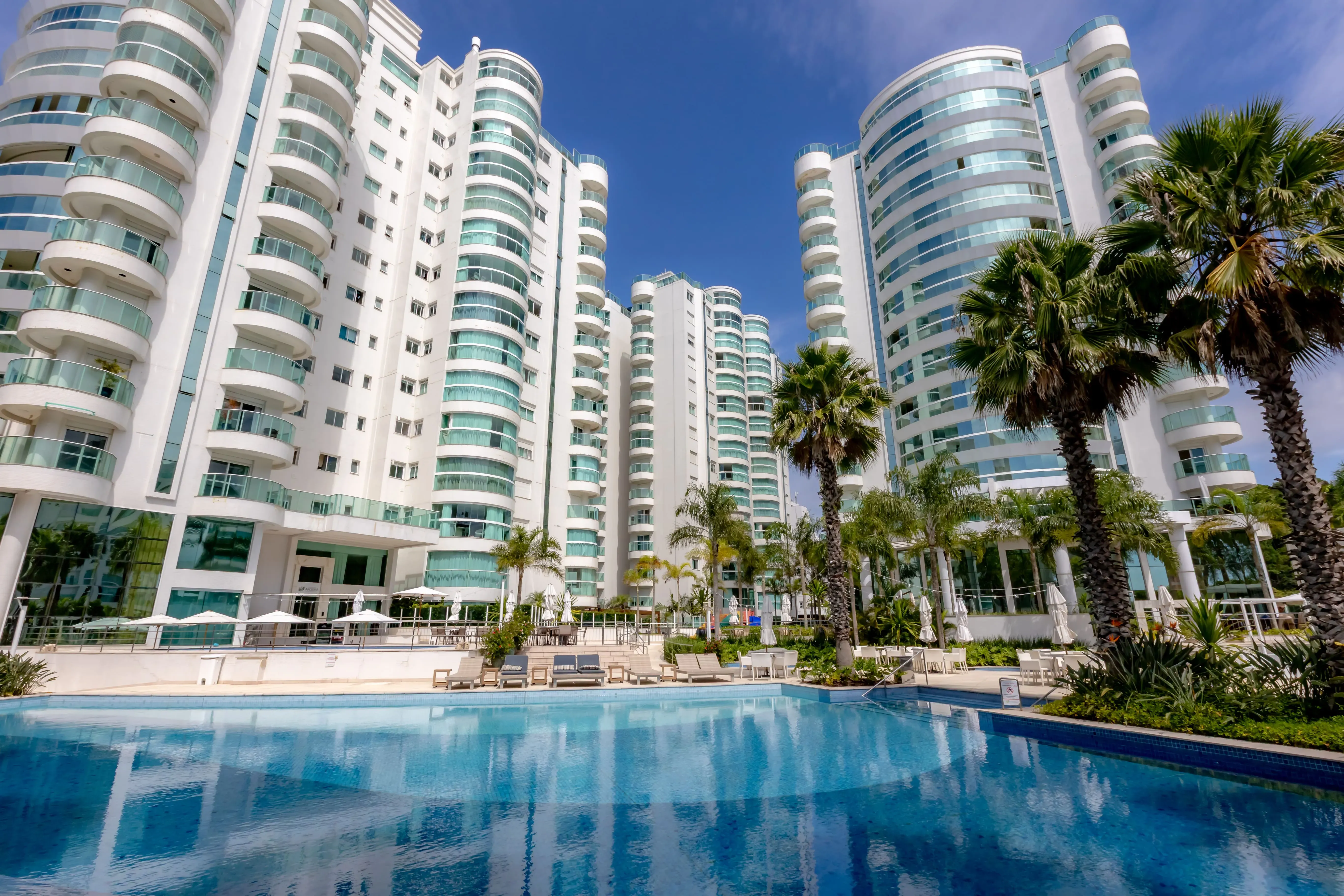 Apartamento mobiliado com área de lazer completa! 3 suítes e 3 vagas na Praia Brava em Itajaí