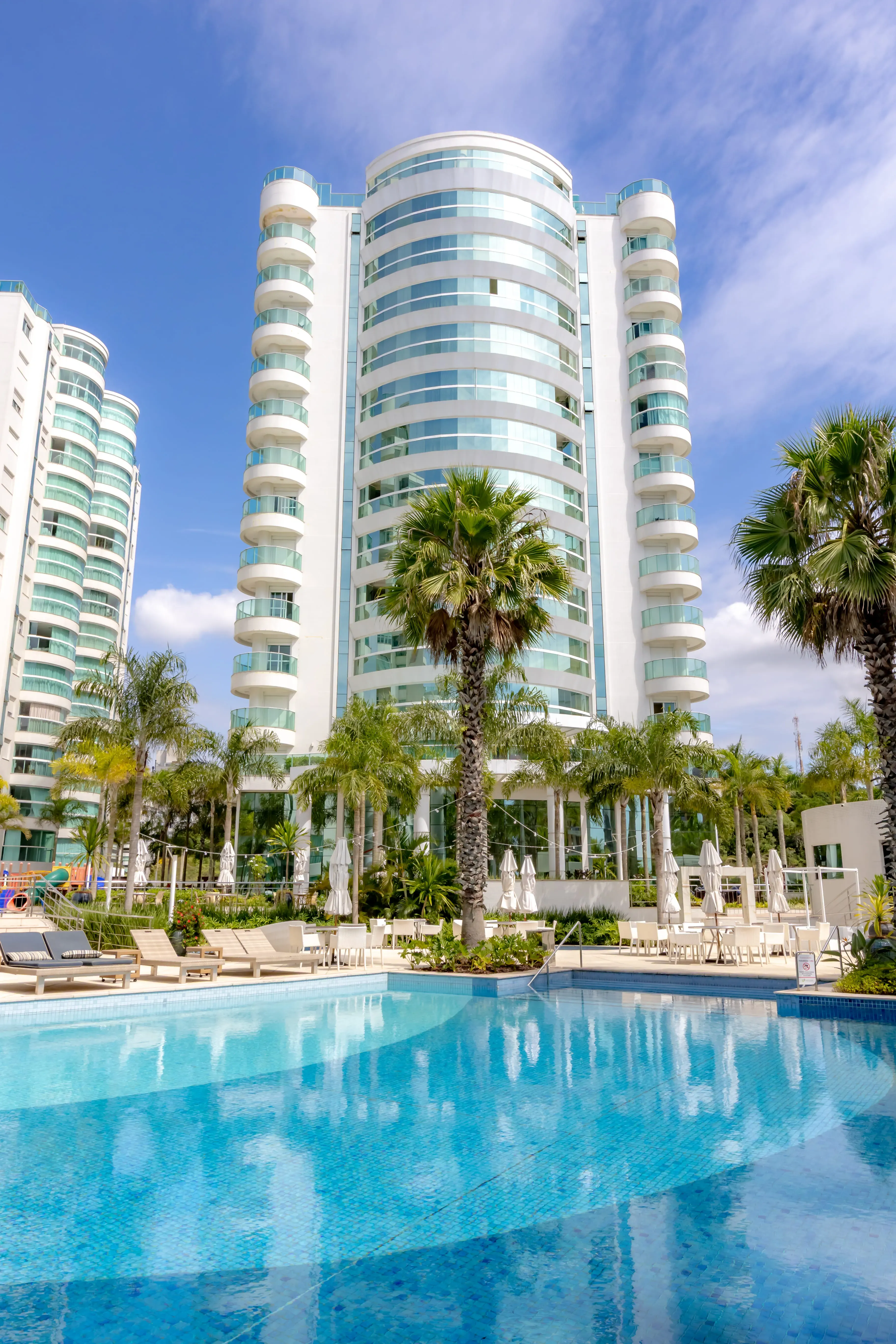 Apartamento mobiliado com área de lazer completa! 3 suítes e 3 vagas na Praia Brava em Itajaí