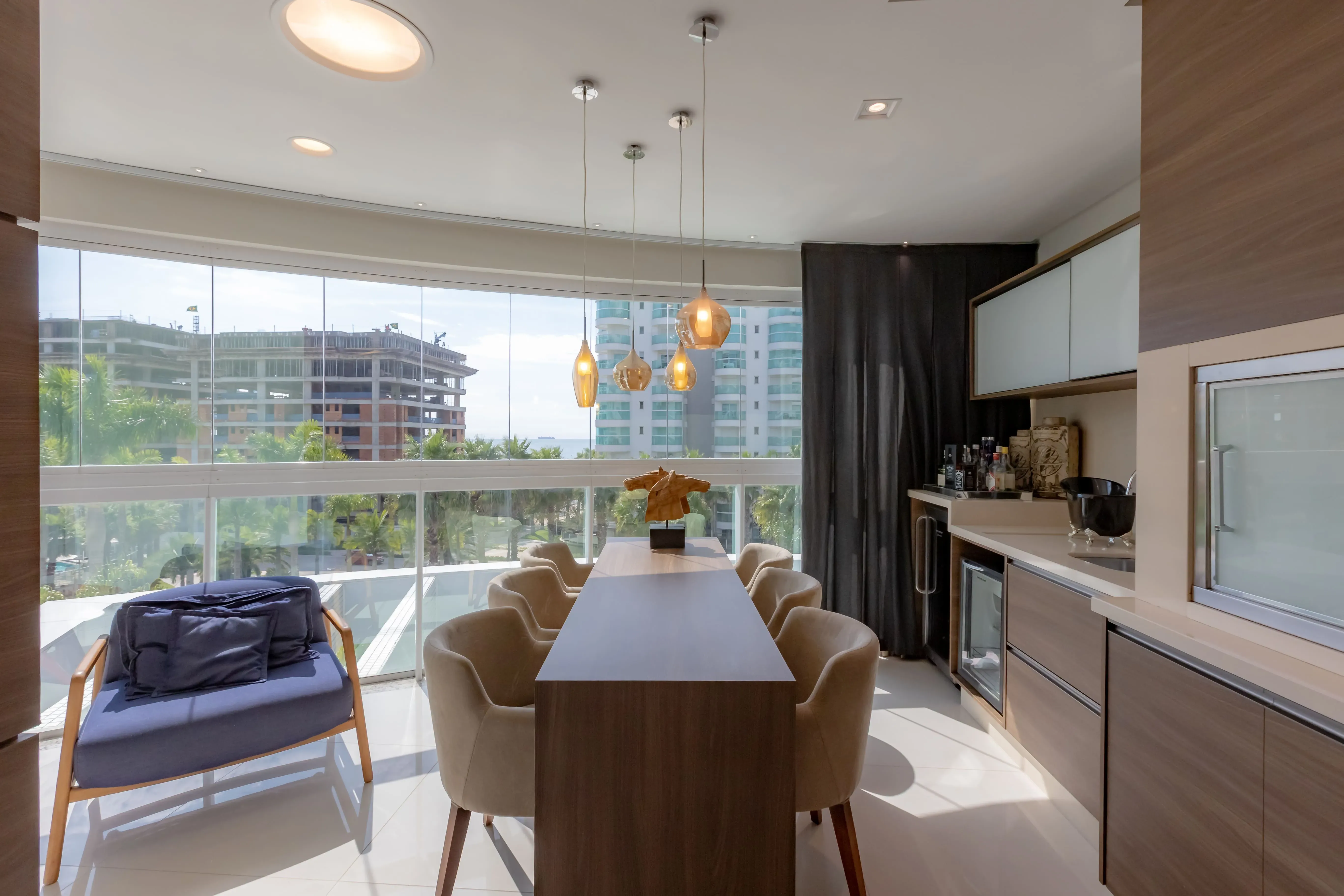 Apartamento mobiliado com área de lazer completa! 3 suítes e 3 vagas na Praia Brava em Itajaí