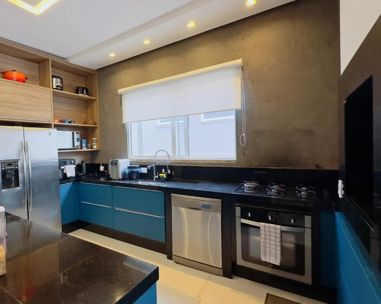 Casa mobiliada em condomínio fechado com 3 suítes e 4 vagas de garagem em Camboriú